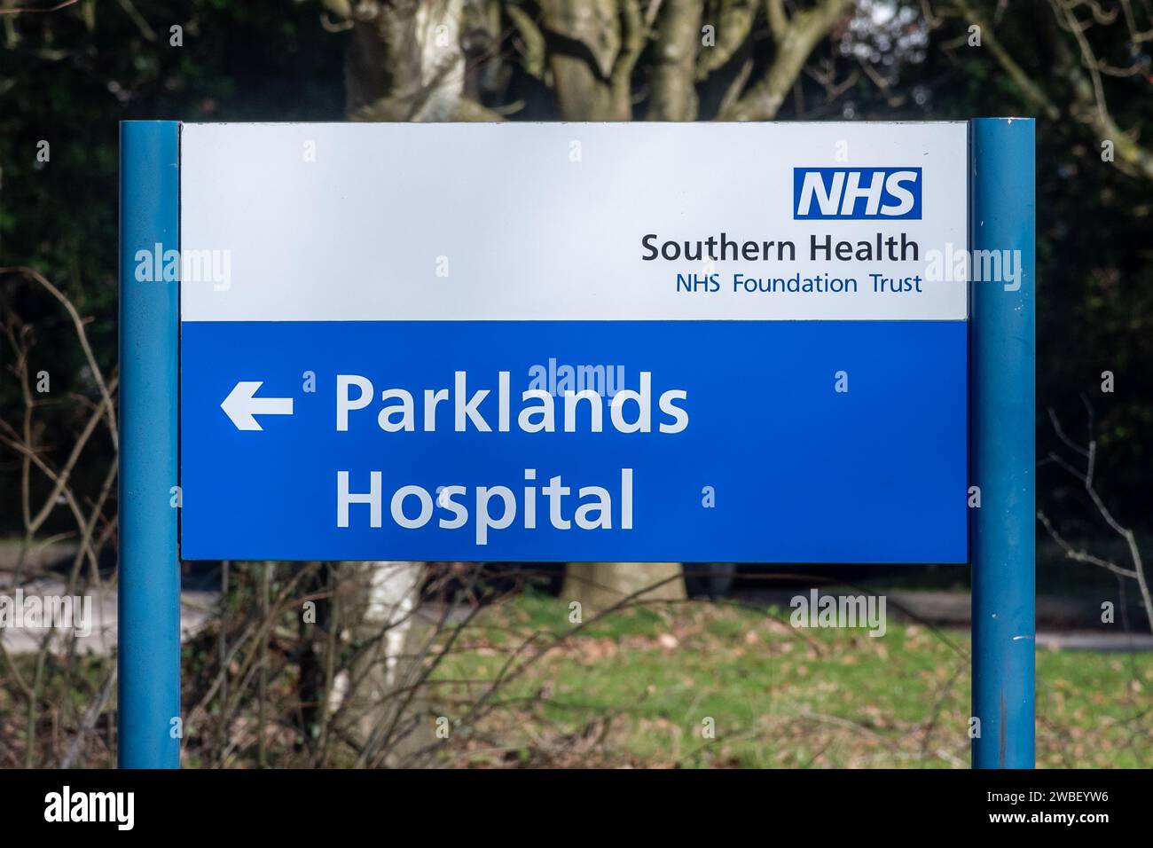 Sign signage at Parklands Hospital in Basingstoke, Hampshire, England, a mental healthcare facility Stock Photo