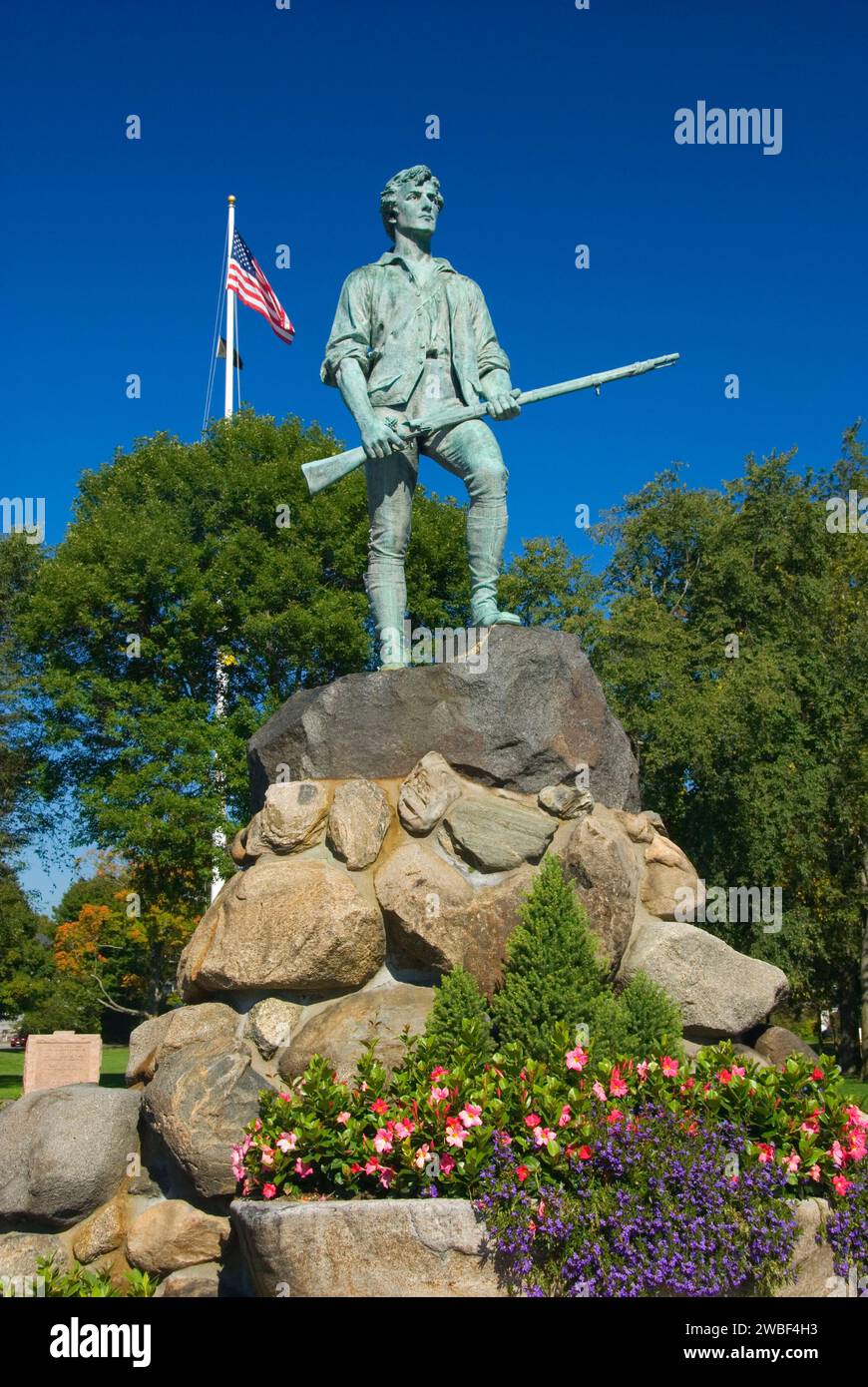 Captain Parker statue on Battle Green with American flag, Lexington Green, Lexington, Massachusetts Stock Photo