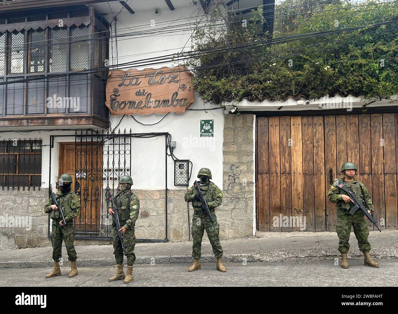 CUENCA-RESGUARDO MILITAR-POLICIAL Cuenca,Ecuador 10 de enero de 2023 La manana de hoy la ciudad de Cuenca se encontro con resguardo policial y militar en el centro historico y en la entidades de radio y television. foto Boris Romoleroux/API SOI-CUENCA-RESGUARDOMILITAR-POLICIAL-de62caa2b1e6ccbde5e27647eba1ca00 *** CUENCA POLICIAL MILITARY GUARD Cuenca,Ecuador January 10, 2023 This morning the city of Cuenca was under police and military guard in the historic center and at the radio and television stations photo Boris Romoleroux API SOI CUENCA POLICIAL MILITARY GUARD de62caa2b1e6ccbde5e27647eba1 Stock Photo