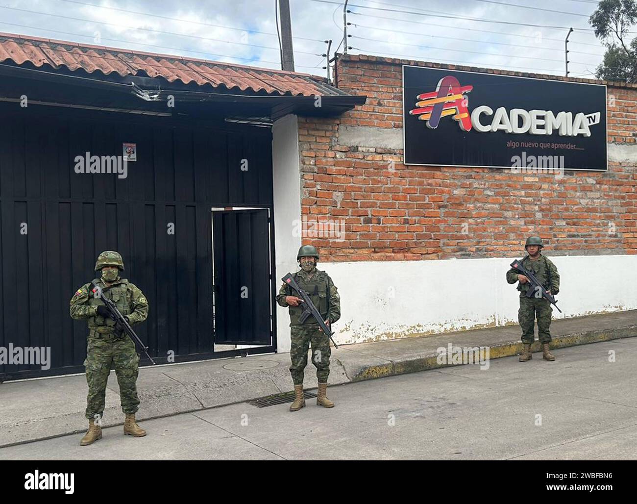 CUENCA-RESGUARDO MILITAR-POLICIAL Cuenca,Ecuador 10 de enero de 2023 La manana de hoy la ciudad de Cuenca se encontro con resguardo policial y militar en el centro historico y en la entidades de radio y television. foto Boris Romoleroux/API SOI-CUENCA-RESGUARDOMILITAR-POLICIAL-d58dd173077192be2bfa58160a78f8b5 *** CUENCA POLICIAL MILITARY GUARD Cuenca,Ecuador January 10, 2023 This morning the city of Cuenca was under police and military guard in the historic center and at the radio and television stations photo Boris Romoleroux API SOI CUENCA POLICIAL MILITARY GUARD d58dd173077192be2bfa58160a78 Stock Photo