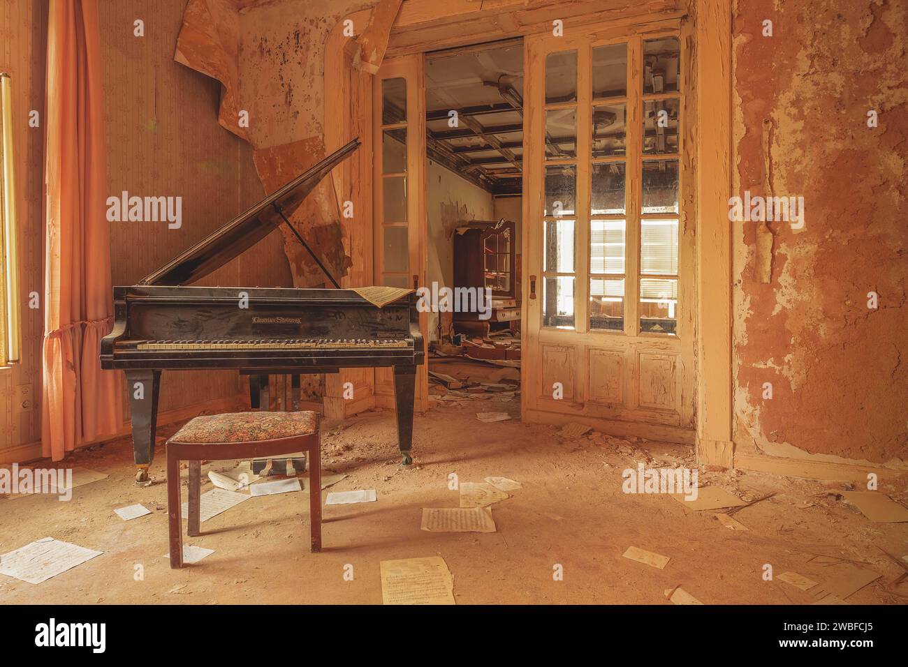 Piano in room interior hi-res stock photography and images - Alamy