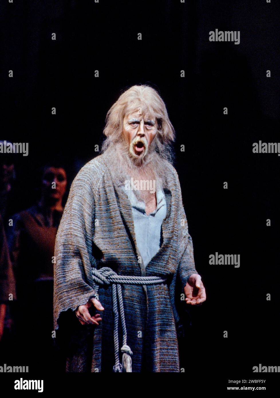 Gwynne Howell (A Hermit) in DER FREISCHUTZ at The Royal Opera, Covent Garden, London WC2  18/12/1989  music: Carl Maria von Weber  libretto: Johann Friedrich Kind  conductor: Colin Davis  set & projection design: Günther Schneider-Siemssen  costumes: Aliute Meczies  lighting: William Bundy  director: Gotz Friedrich Stock Photo