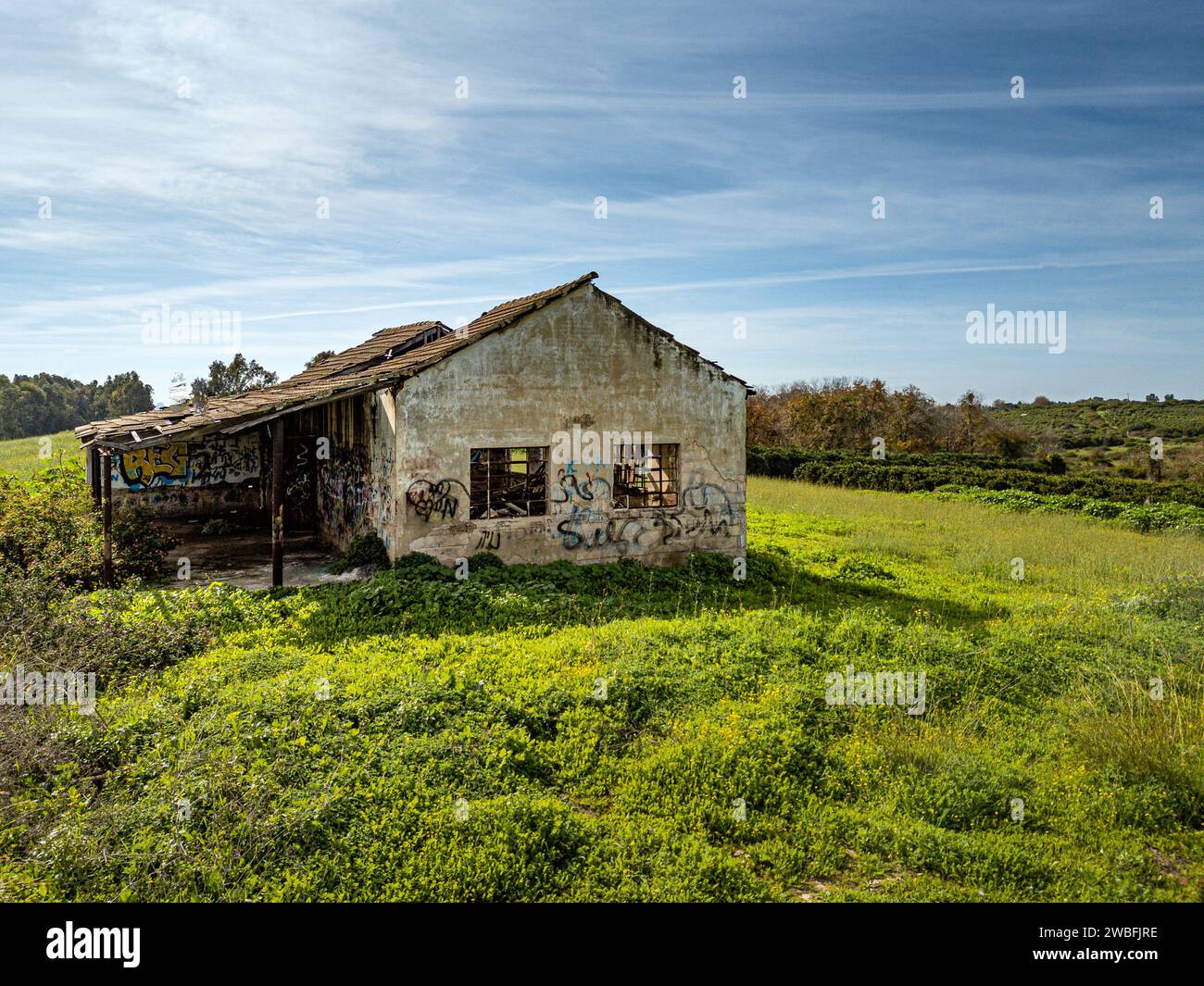 Landscape trees cottage farm hi-res stock photography and images - Alamy