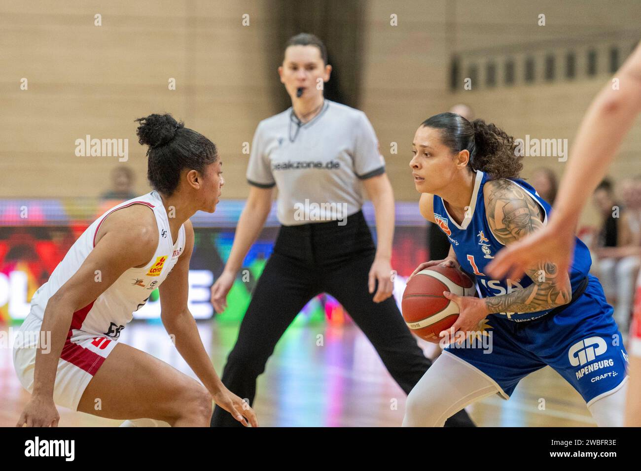 Halle, Deutschland. 10th Jan, 2024. Halle, Deutschland 10. Januar 2024: DBB Pokal - Damen - 2023/2024 - Gisa Lions MBC vs. TK Hannover Luchse v.li. Dara Taylor (Hannover) und Sabrina Haines (Halle) Credit: dpa/Alamy Live News Stock Photo