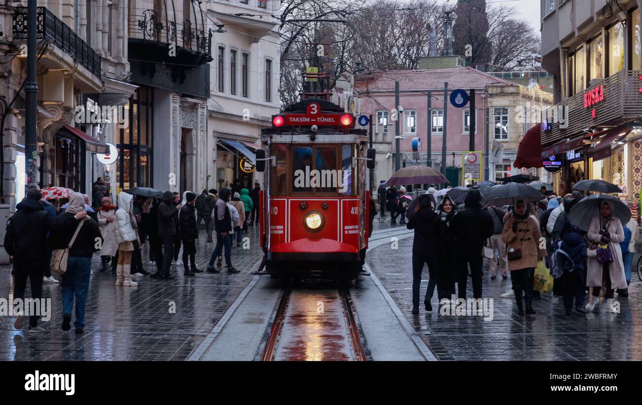 Istanbul Istanbul Turkey 10th Jan 2024 People Enjoy Strolling   Istanbul Istanbul Turkey 10th Jan 2024 People Enjoy Strolling Through The Streets Of Istanbul During Cold Weather Credit Image Shady Alassarzuma Press Wire Editorial Usage Only! Not For Commercial Usage! 2WBFRMY 