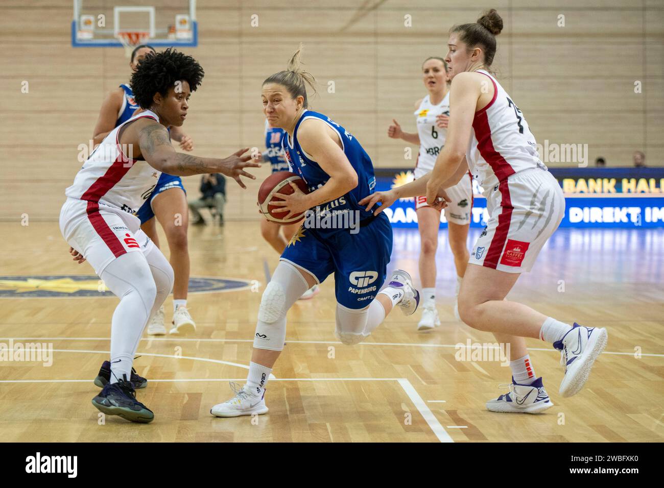 Halle, Deutschland. 10th Jan, 2024. Halle, Deutschland 10. Januar 2024: DBB Pokal - Damen - 2023/2024 - Gisa Lions MBC vs. TK Hannover Luchse v.li. Brianna Rollerson (Hannover), Laura Schinkel (Halle) und Hannah Hank (Hannover) Credit: dpa/Alamy Live News Stock Photo