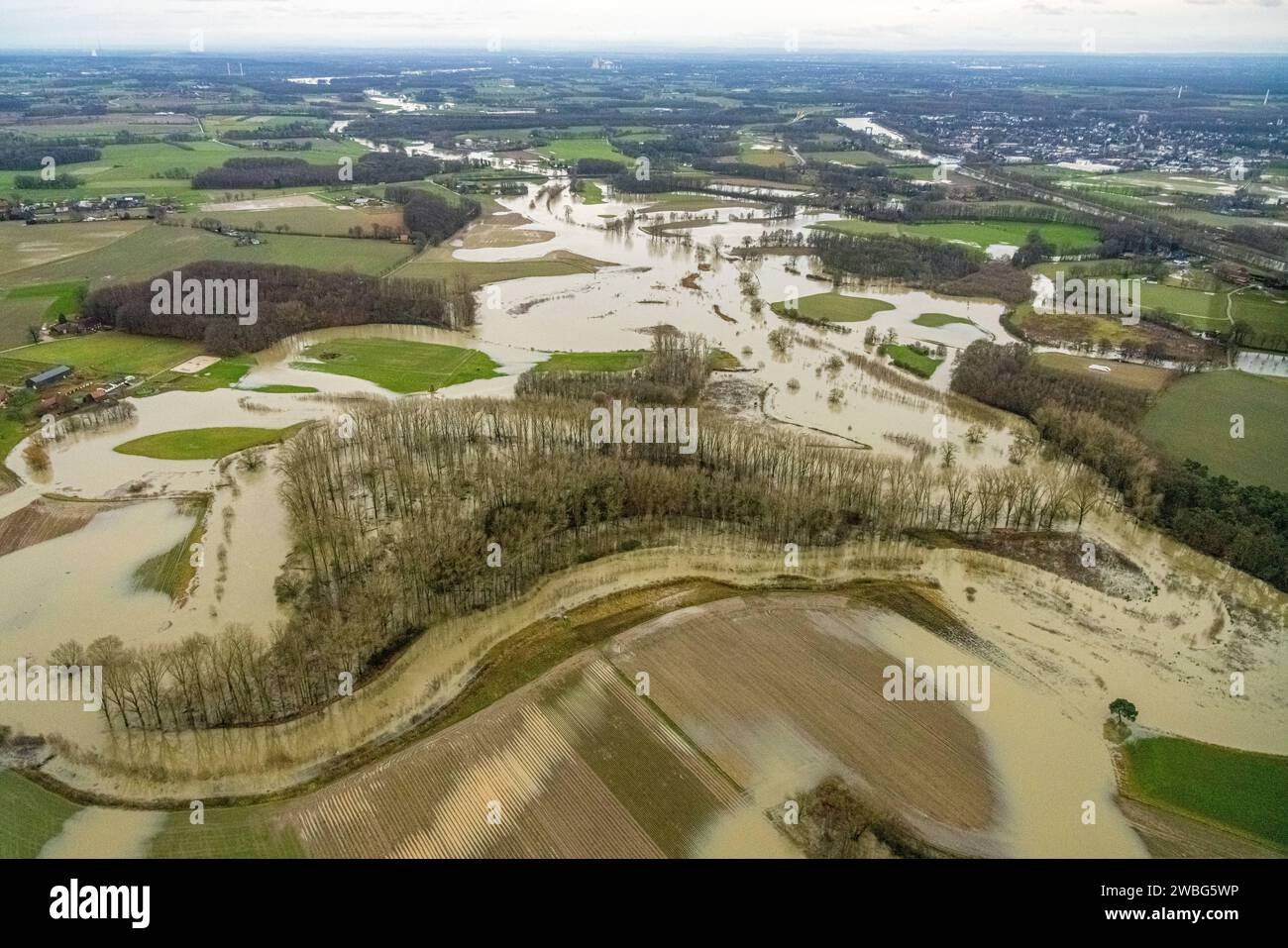 Luftbild vom Hochwasser der Lippe, Weihnachtshochwasser 2023, Fluss Lippe tritt nach starken Regenfällen über die Ufer, Überschwemmungsgebiet Zum Krähenbusch NSG Lippeaue, Bäume im Wasser, Hötting, Datteln, Ruhrgebiet, Nordrhein-Westfalen, Deutschland ACHTUNGxMINDESTHONORARx60xEURO *** Aerial view of the flood of the Lippe, Christmas flood 2023, river Lippe overflows its banks after heavy rainfall, flood area Zum Krähenbusch NSG Lippeaue, trees in the water, Hötting, Datteln, Ruhr area, North Rhine-Westphalia, Germany ATTENTIONxMINDESTHONORARx60xEURO Stock Photo