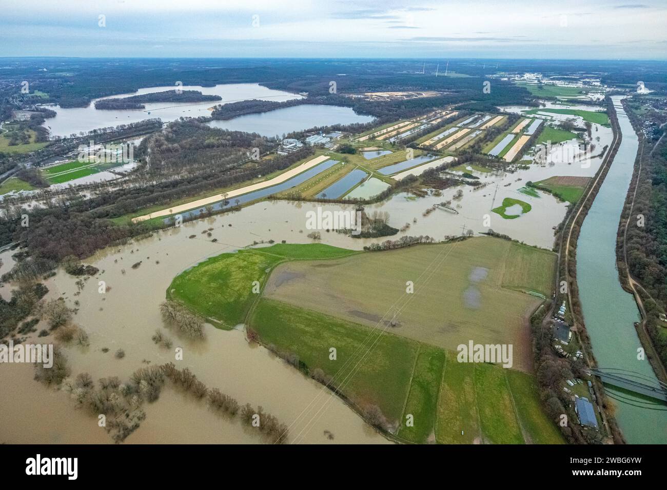 Luftbild vom Hochwasser der Lippe, Weihnachtshochwasser 2023, Fluss Lippe tritt nach starken Regenfällen über die Ufer, Überschwemmungsgebiet Wasserwerk Haltern am Halterner Stausee, Wesel-Datteln-Kanal, Haltern-Stadt, Haltern am See, Ruhrgebiet, Nordrhein-Westfalen, Deutschland ACHTUNGxMINDESTHONORARx60xEURO *** Aerial view of the flood of the Lippe, Christmas flood 2023, river Lippe overflows its banks after heavy rainfall, flood area Haltern waterworks at Haltern reservoir, Wesel Datteln canal, Haltern town, Haltern am See, Ruhr area, North Rhine-Westphalia, Germany ATTENTIONxMINDESTHONORAR Stock Photo