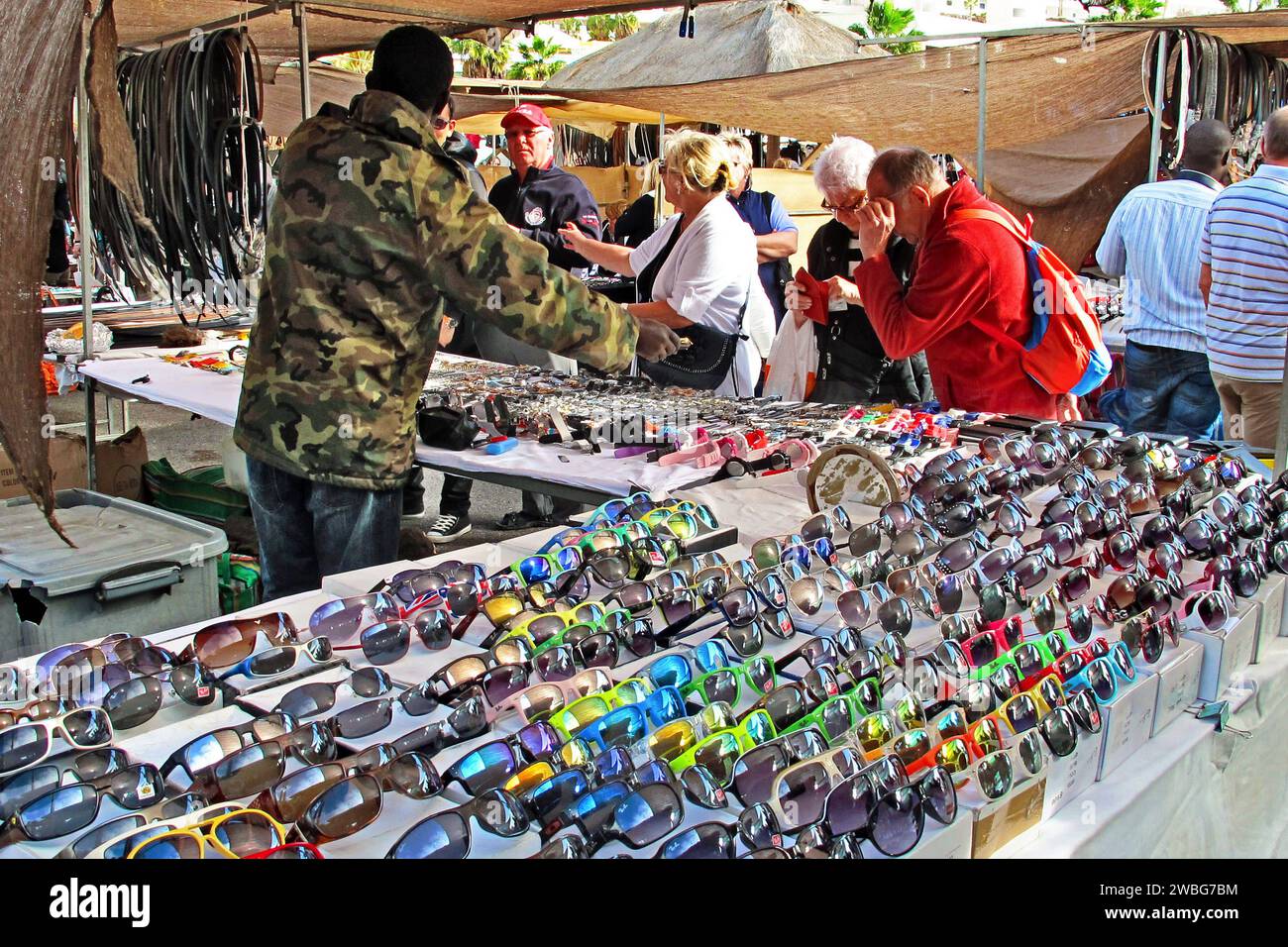 Plagiat Sonnenbrillenverkauf auf Afrika Markt immer Donnerstags in Jandia auf Fuerteventura /Süd - gesehen am 23.01.2014 *** Plagiarism sunglasses sale at Africa market every Thursday in Jandia on Fuerteventura South seen on 23 01 2014 Stock Photo