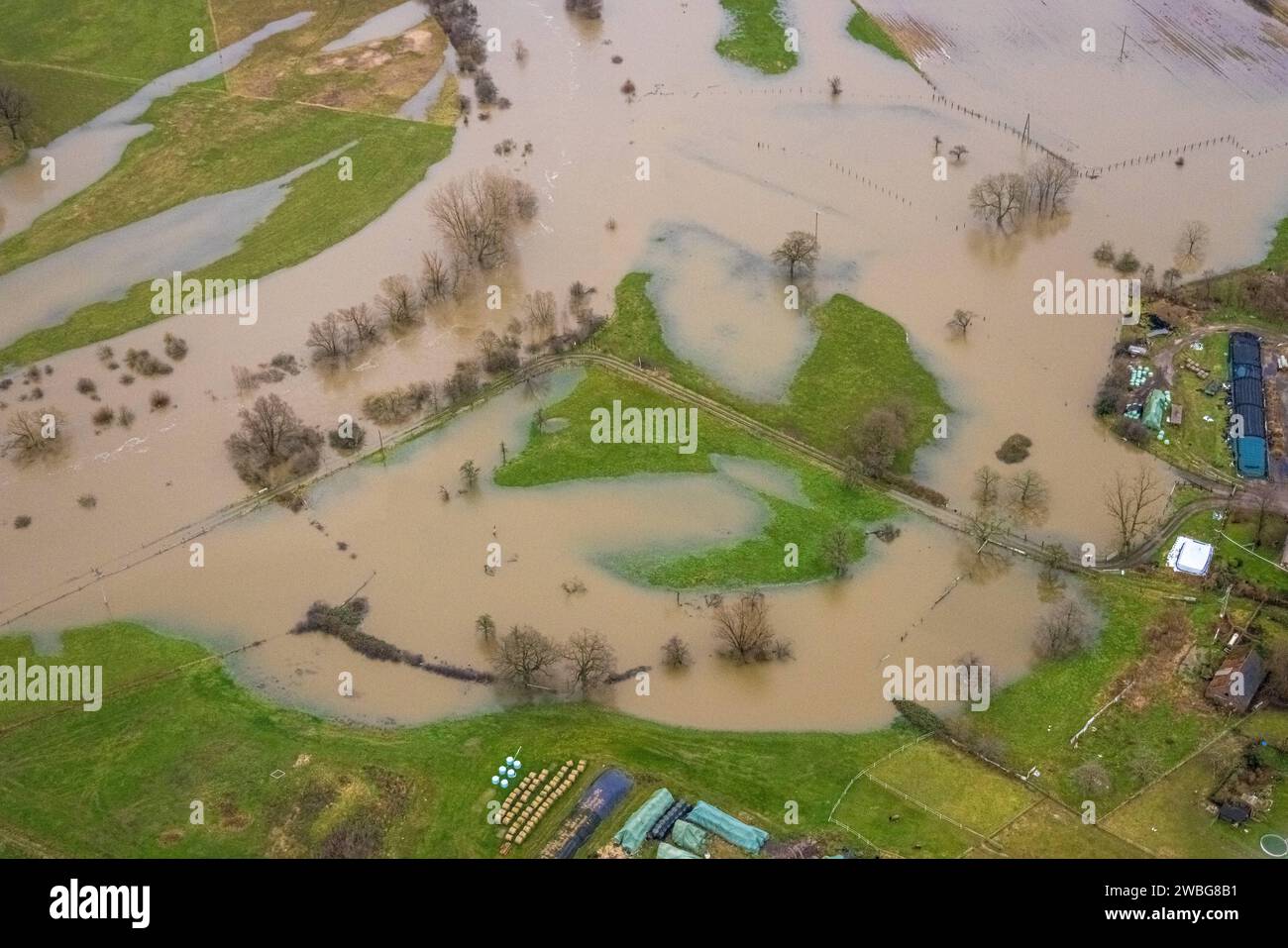 Luftbild vom Hochwasser der Lippe, Weihnachtshochwasser 2023, Fluss Lippe tritt nach starken Regenfällen über die Ufer, Überschwemmungsgebiet Pliesterbergsche Sohlen Landschaftsschutzgebiet, Fluss Lippemäander, Bucholtwelmen, Hünxe, Ruhrgebiet, Nordrhein-Westfalen, Deutschland ACHTUNGxMINDESTHONORARx60xEURO *** Aerial view of the flood of the Lippe, Christmas flood 2023, river Lippe overflows its banks after heavy rainfall, flood area Pliesterbergsche Sohlen landscape conservation area, river Lippemäander, Bucholtwelmen, Hünxe, Ruhr area, North Rhine-Westphalia, Germany ATTENTIONxMINDESTHONORA Stock Photo