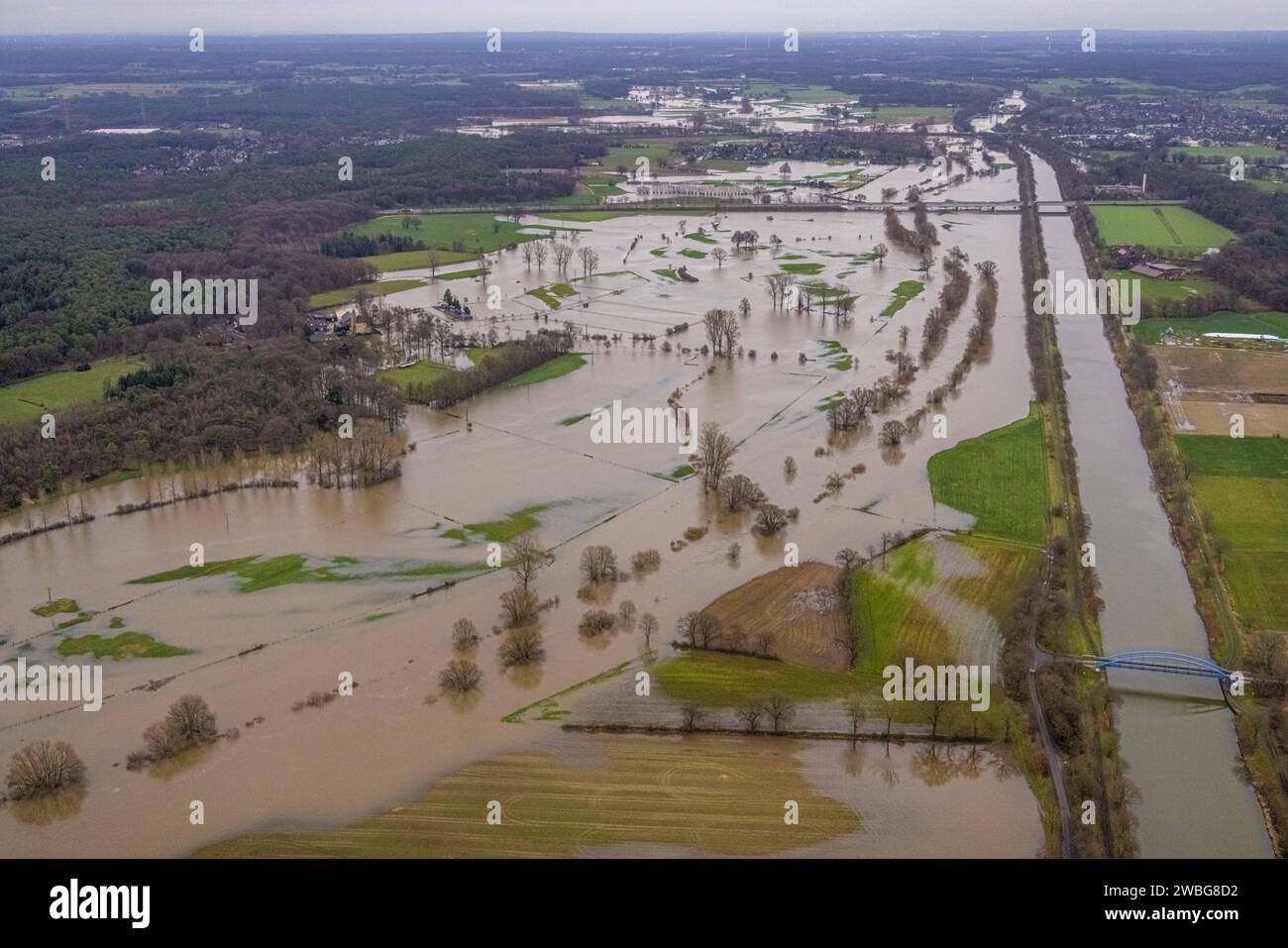 Luftbild vom Hochwasser der Lippe, Weihnachtshochwasser 2023, Fluss Lippe tritt nach starken Regenfällen über die Ufer, Überschwemmungsgebiet Pliesterbergsche Sohlen Landschaftsschutzgebiet, Wesel-Datteln-Kanal, Bucholtwelmen, Hünxe, Ruhrgebiet, Nordrhein-Westfalen, Deutschland ACHTUNGxMINDESTHONORARx60xEURO *** Aerial view of the flood of the Lippe, Christmas flood 2023, river Lippe overflows its banks after heavy rainfall, flood area Pliesterbergsche Sohlen landscape conservation area, Wesel Datteln canal, Bucholtwelmen, Hünxe, Ruhr area, North Rhine-Westphalia, Germany ATTENTIONxMINDESTHONO Stock Photo