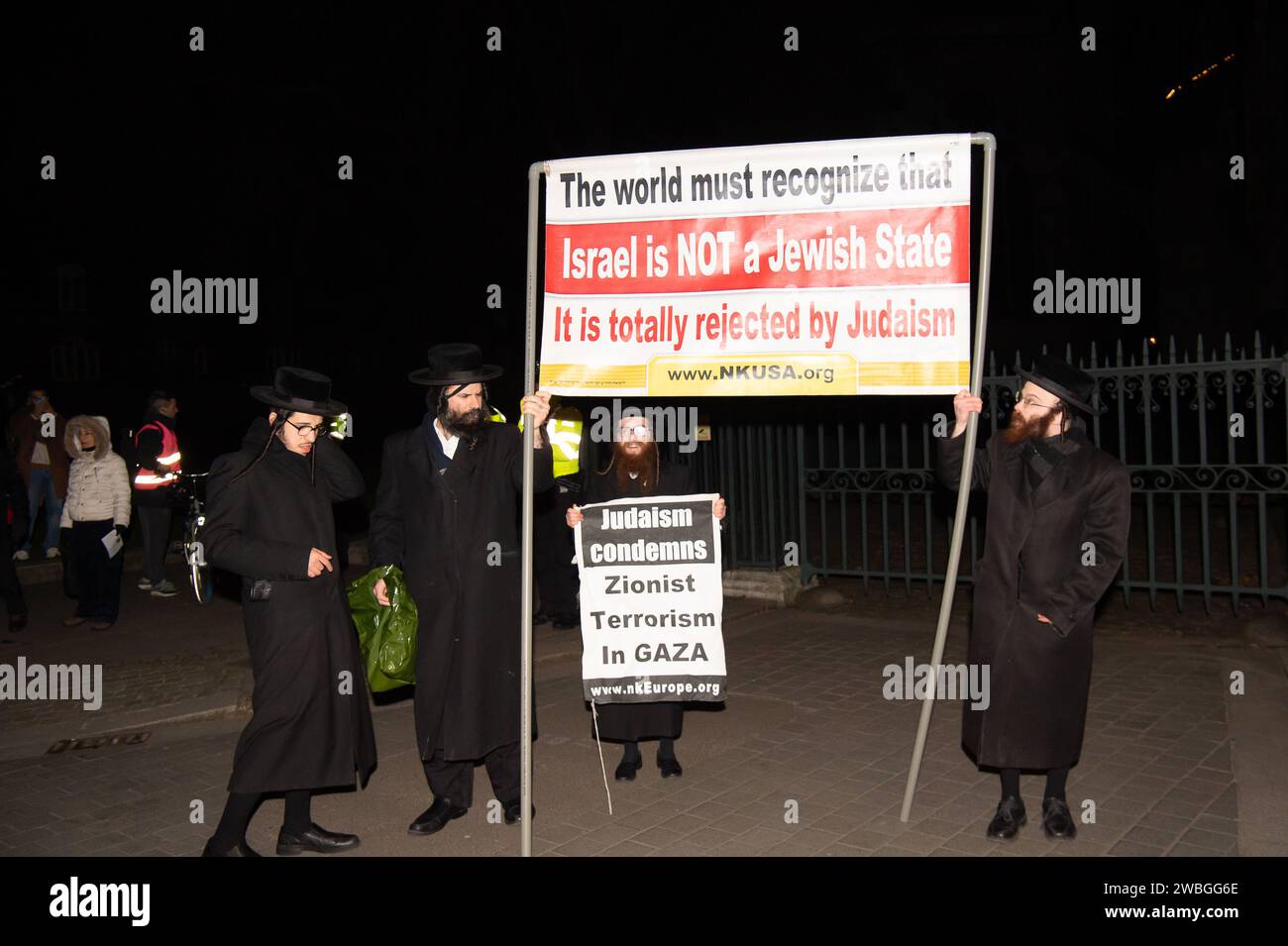 Westminster London UK 10th January 2024 A Free Palestine Protest   Westminster London Uk 10th January 2024 A Free Palestine Protest Was Held Outside Parliament Tonight Protesters Held Up Free Palestine And Defend Our Right To Boycott Banners Credit Maureen Mcleanalamy Live News 2WBGG6E 