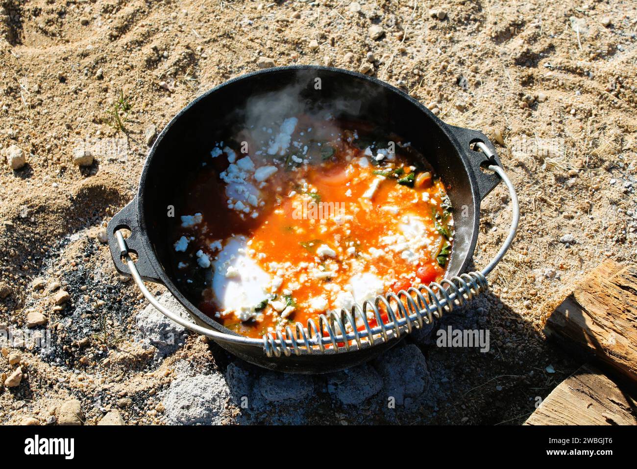 Outdoor Dutch Oven cooking in the Arizona Desert - Outdoor cast iron cooking Stock Photo