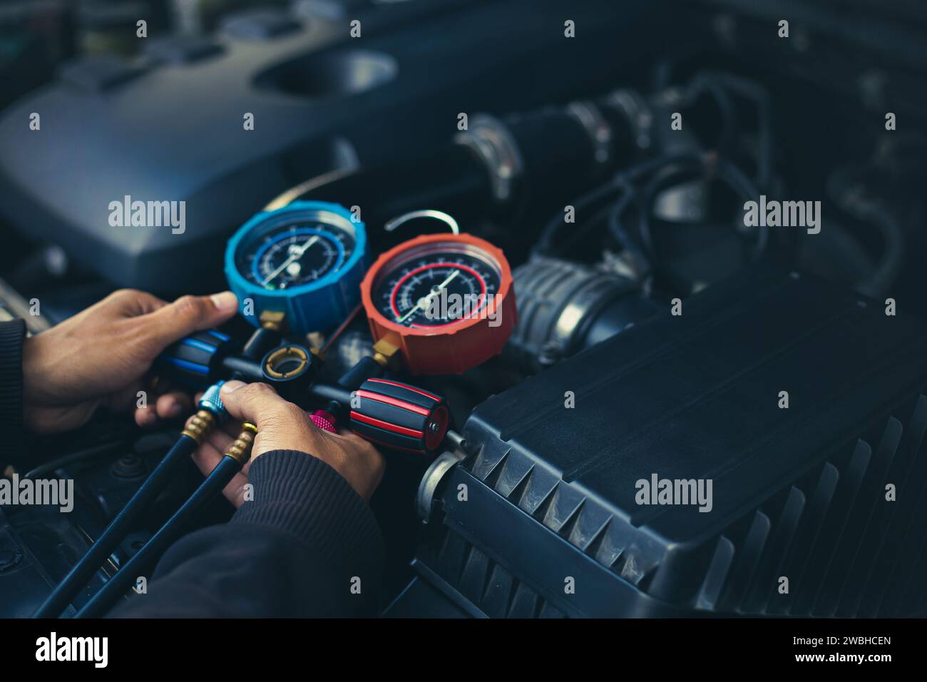 Car air conditioner check service, leak detection, fill refrigerant Stock Photo - Alamy