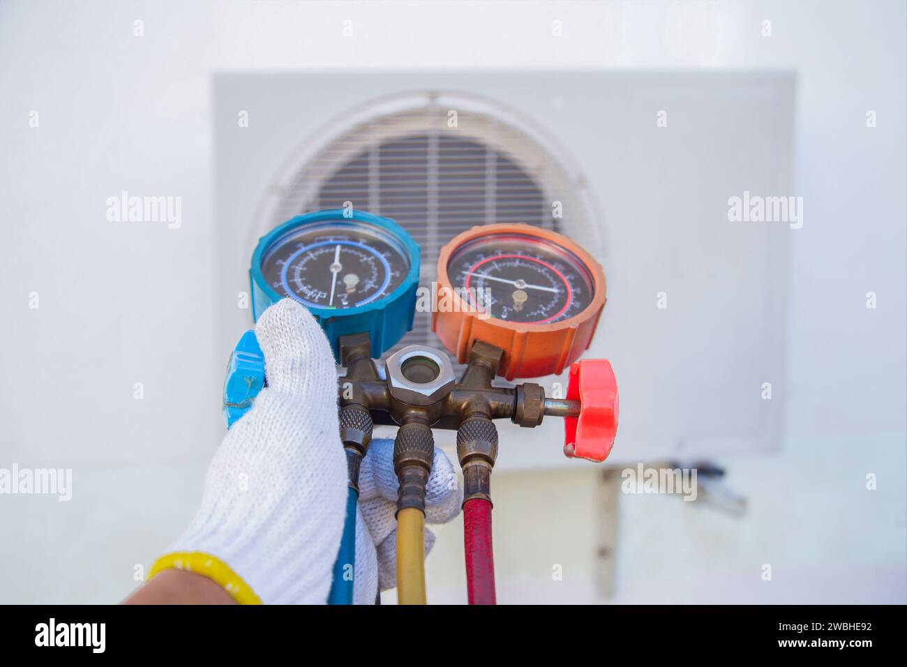 Air conditioning repair technician Air conditioning refrigerant refill gauge Stock Photo
