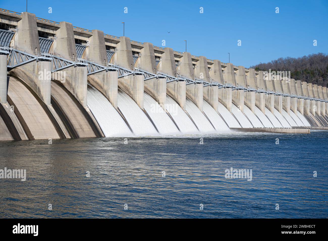 Fort Gibson Dam between Fort Gibson Lake and the Grand (Neosho) River in Fort Gibson, Oklahoma. (USA) Stock Photo
