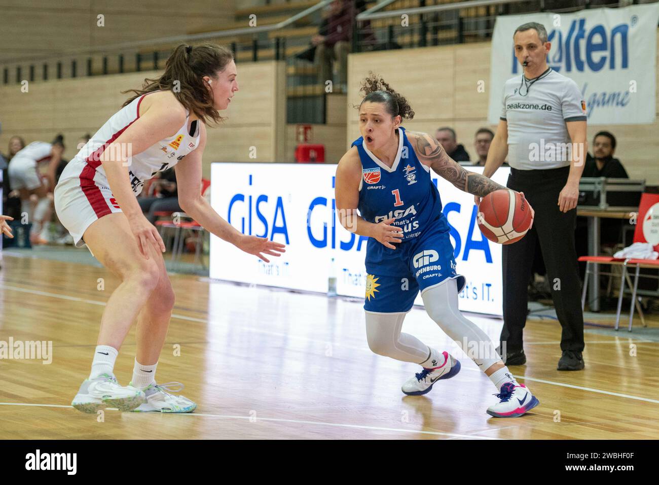 Halle, Deutschland. 10th Jan, 2024. Halle, Deutschland 10. Januar 2024: DBB Pokal - Damen - 2023/2024 - Gisa Lions MBC vs. TK Hannover Luchse v.li. Rowena Jongeling (Hannover) und Sabrina Haines (Halle) Credit: dpa/Alamy Live News Stock Photo