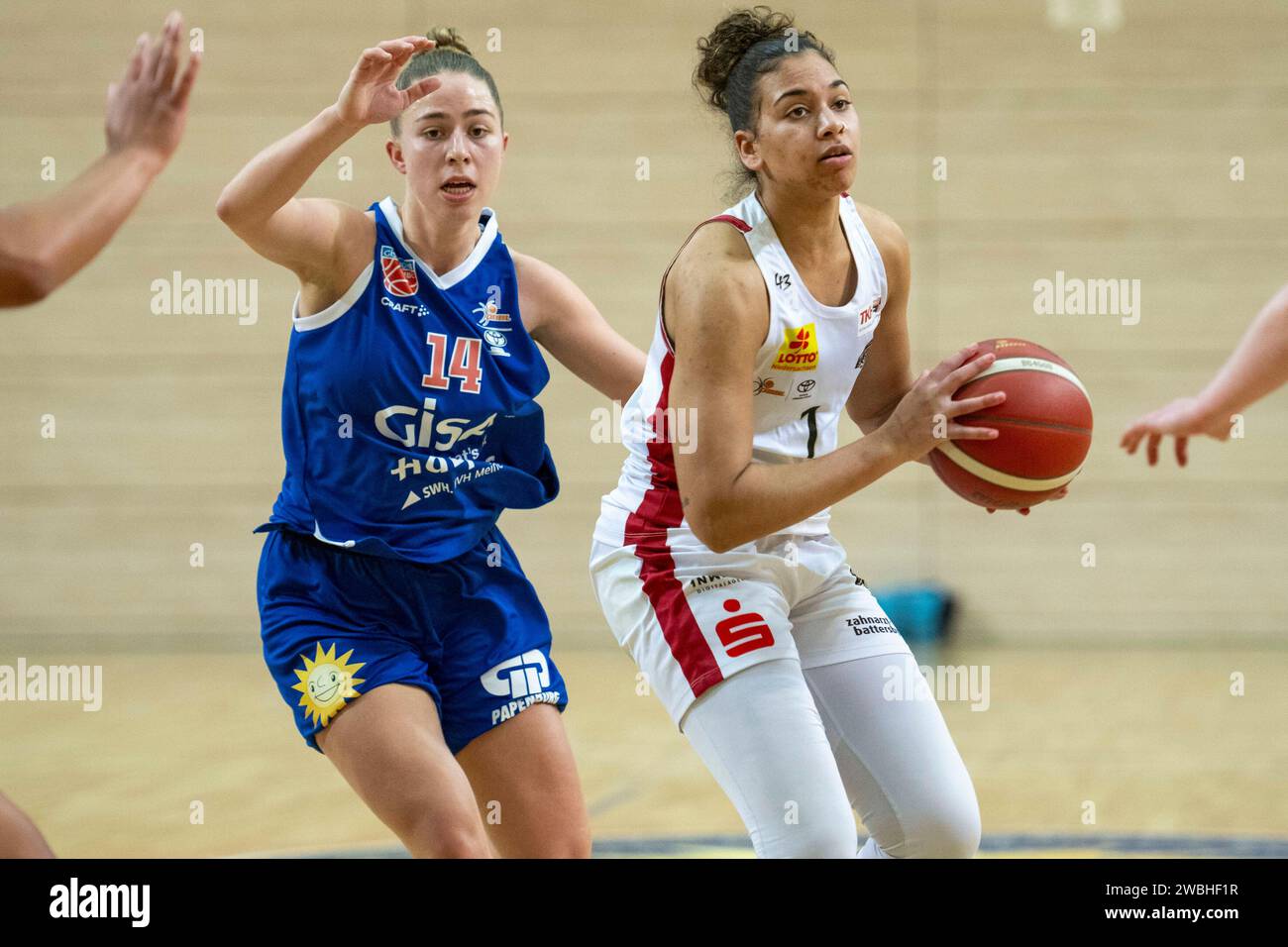 Halle, Deutschland. 10th Jan, 2024. Halle, Deutschland 10. Januar 2024: DBB Pokal - Damen - 2023/2024 - Gisa Lions MBC vs. TK Hannover Luchse v.li.Lotta Stach (Halle) und India Farcy (Hannover) Credit: dpa/Alamy Live News Stock Photo