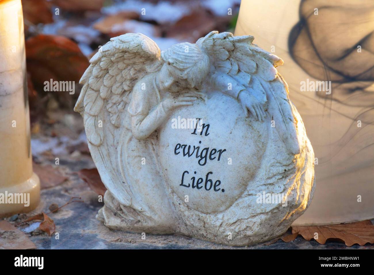 Trauer-Friedhofsfotos als Symbolfoto fuer Trauer und sterben. Trauer-Trauer im Zeiten von Krieg und Inflation *** Mourning Cemetery photos as symbolic photos for mourning and dying Mourning Mourning in times of war and inflation Stock Photo