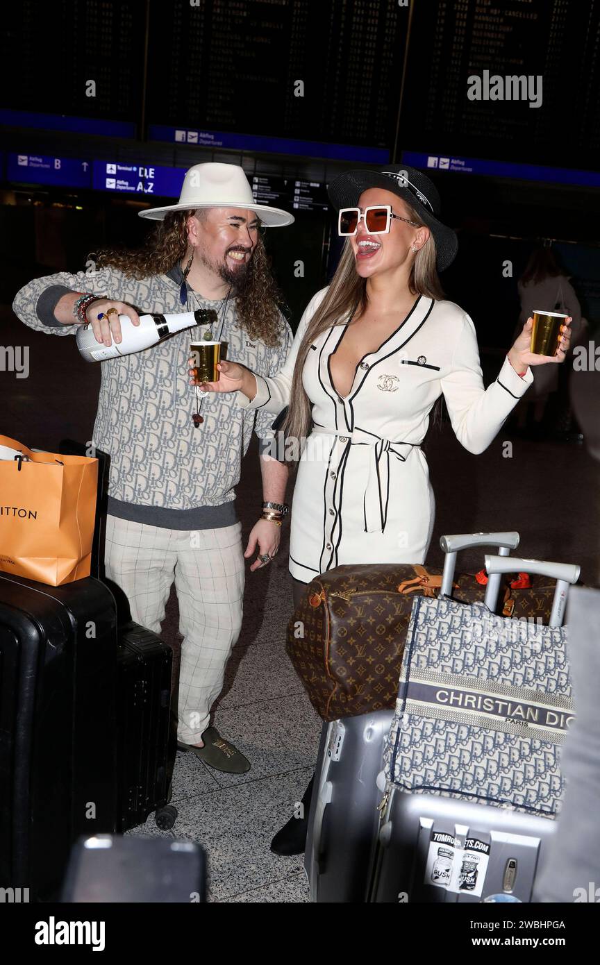 Kim Virginia Hartung mit Freund Leon Puppe bei der Abreise der  Dschungelcamp-Kandidaten der RTL Reality-TV-Show Ich bin ein Star - holt  mich hier raus nach Australien. auf dem Flughafen Frankfurt am Main.