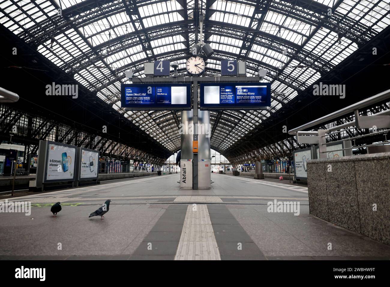 Der Kölner Hauptbahnhof ist weitgehend verlassen Wartehalle und
