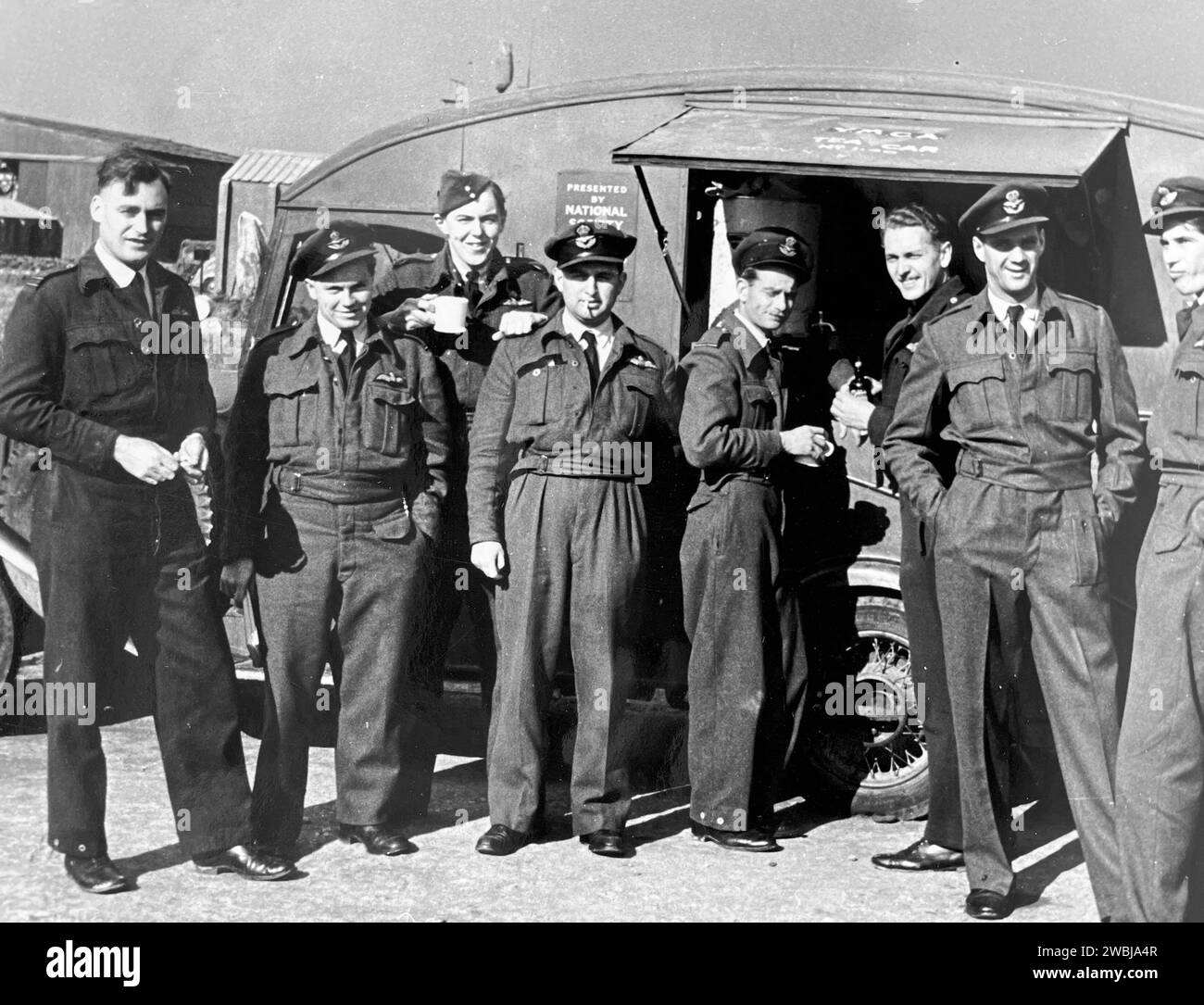 257 9BURMA0 SQUADRON RAF.  Pilots from Y flight at Hawarden in the autumn of 1943. Having already completed a tour they were taking a conversion course led by the instructor at far left onto fighter reconnaissance Stock Photo