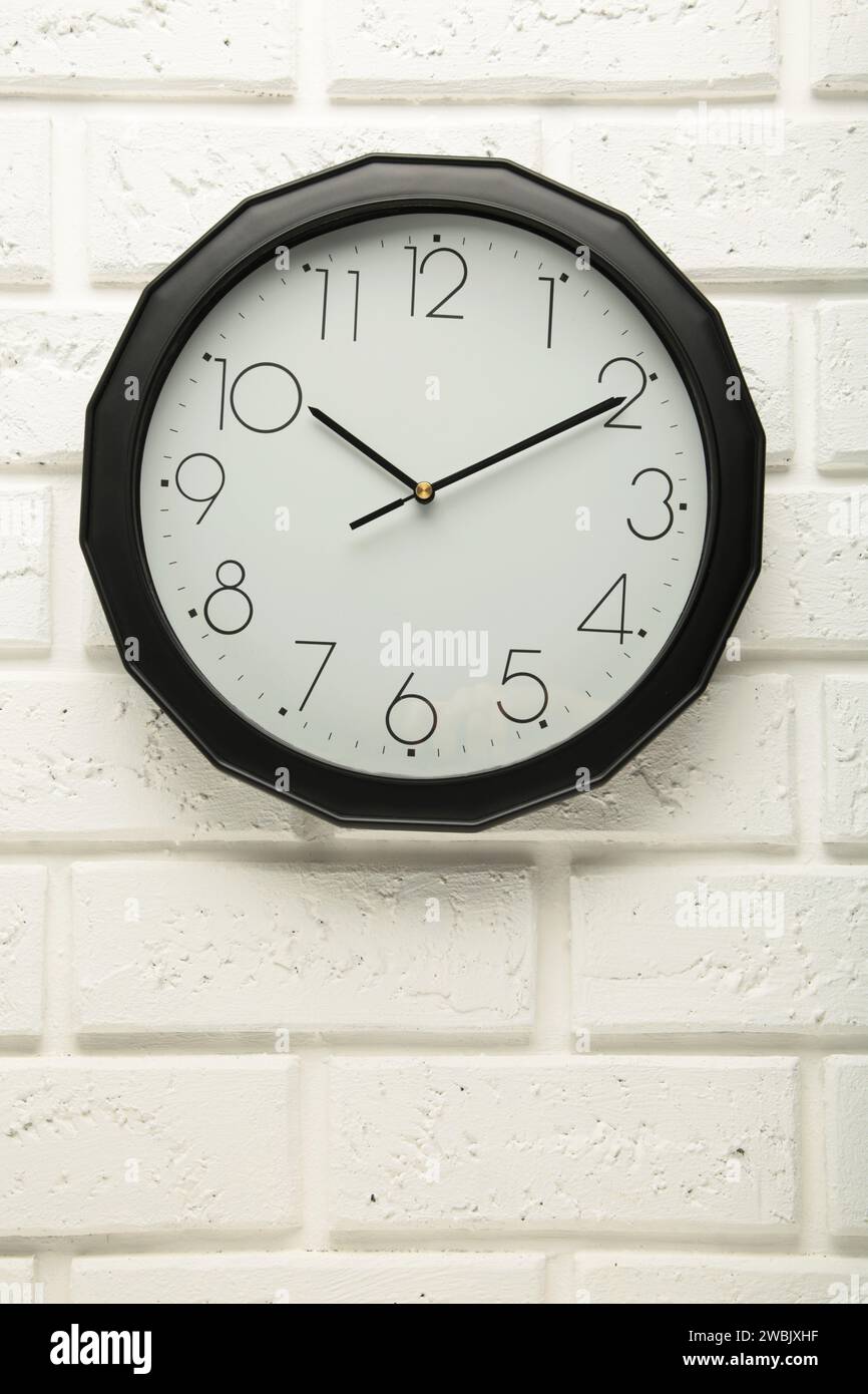 Black wall clock hi-res stock photography and images - Alamy