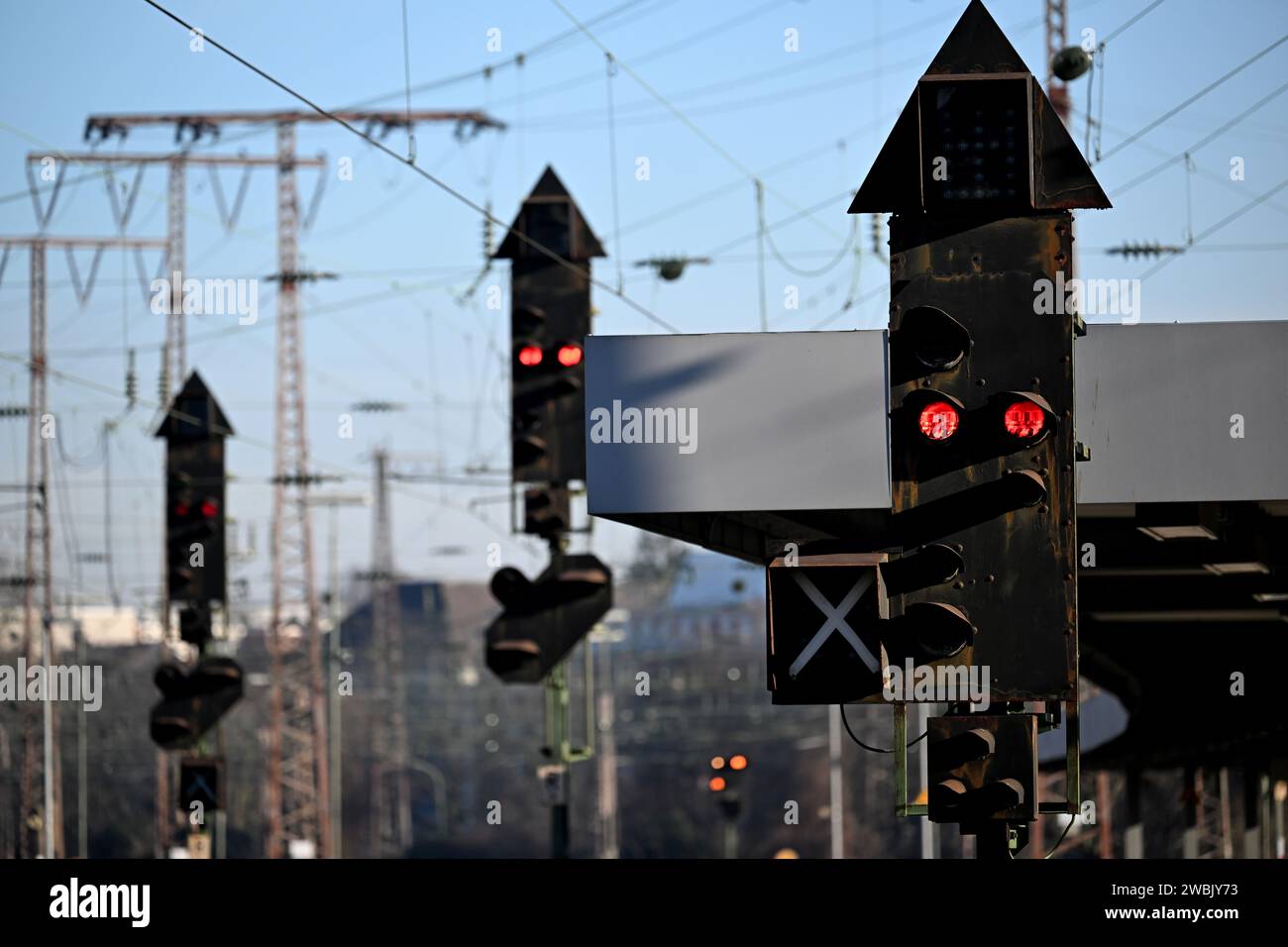 Germany Signal Essen, Germany. 11th Jan, 2024. The signals at the main station are ...