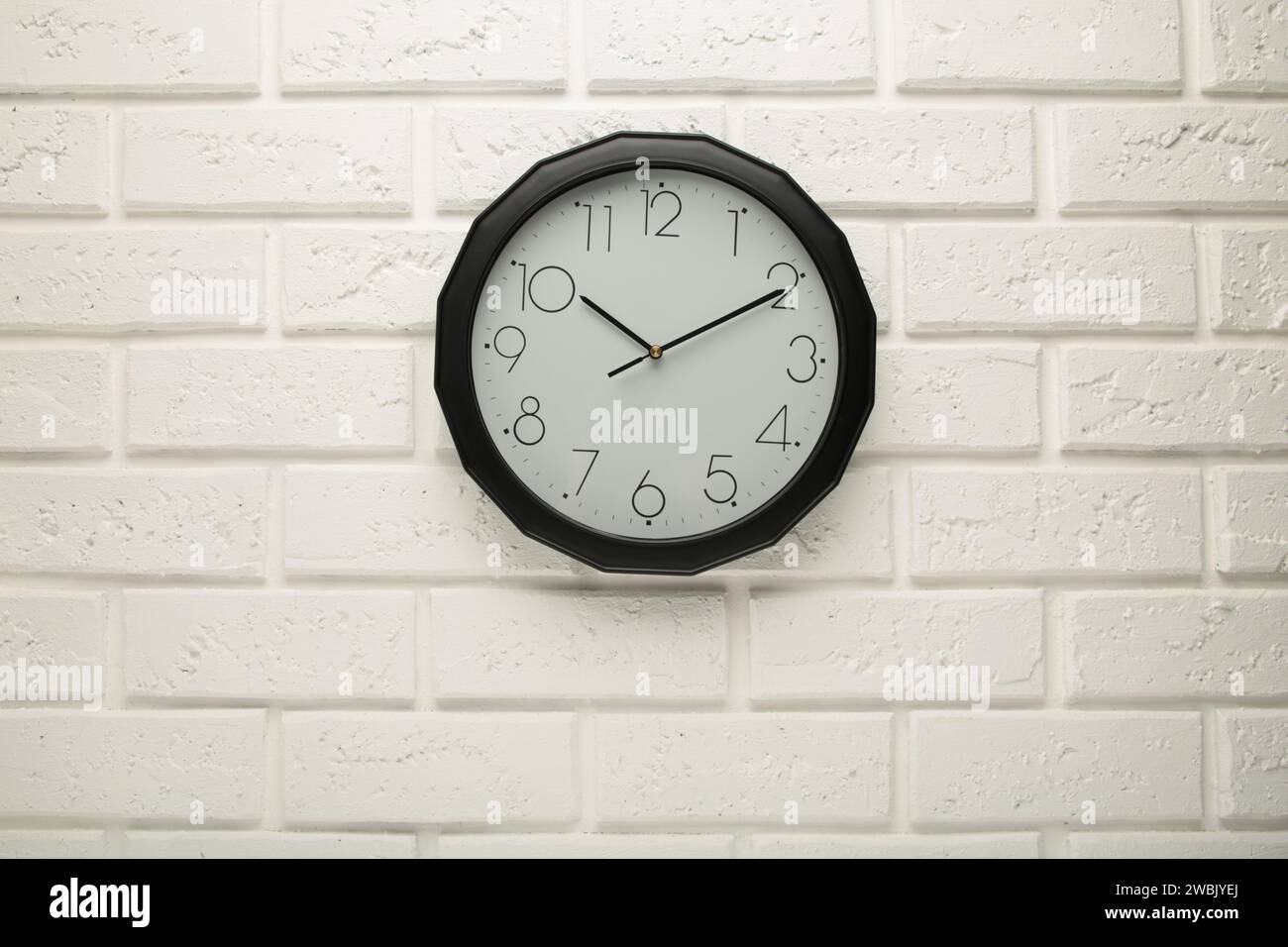 Black wall clock hi-res stock photography and images - Alamy