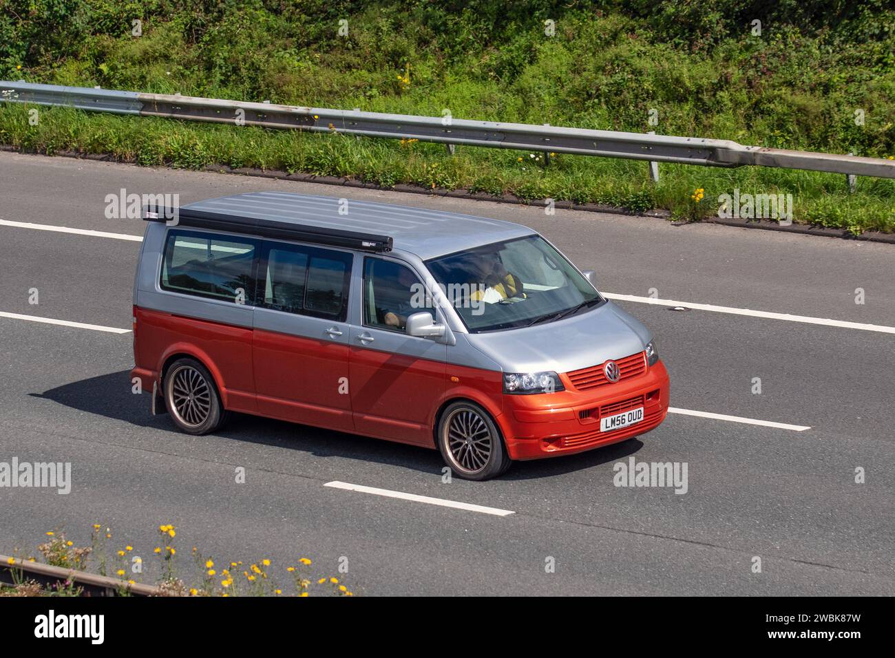 2007 VW Volkswagen T-Porter Shuttle S130 Lwb Tdi PD 130 Silver LCV Minibus Diesel. 2460 cc Stock Photo