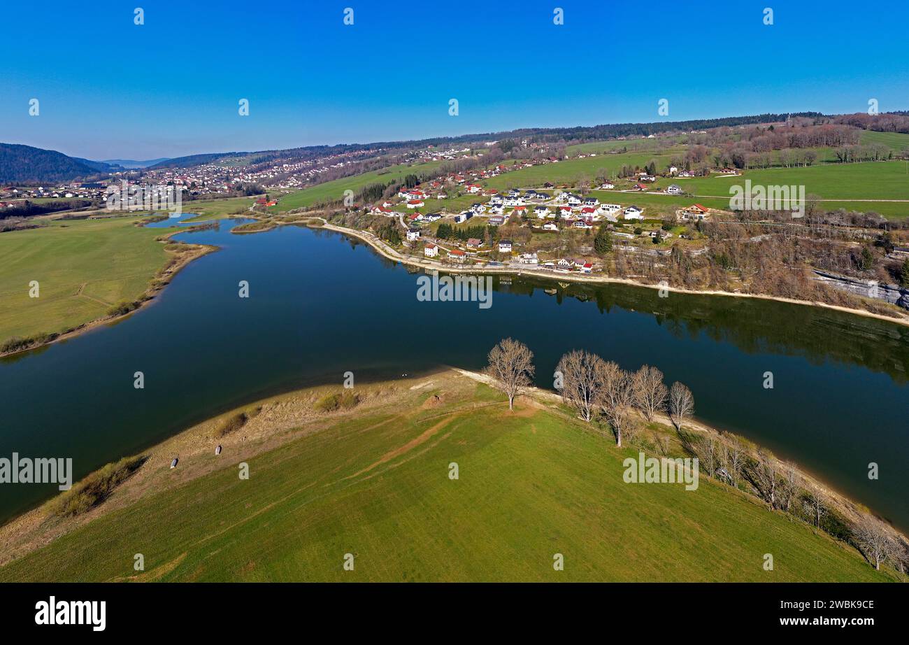 Lake Lac des Brenets in the valley of the border river Doubs, opposite the hamlet of Chaillexon in the French municipality of Villers-le-Lac, Les Brenets, canton of Neuchatel, Switzerland Stock Photo