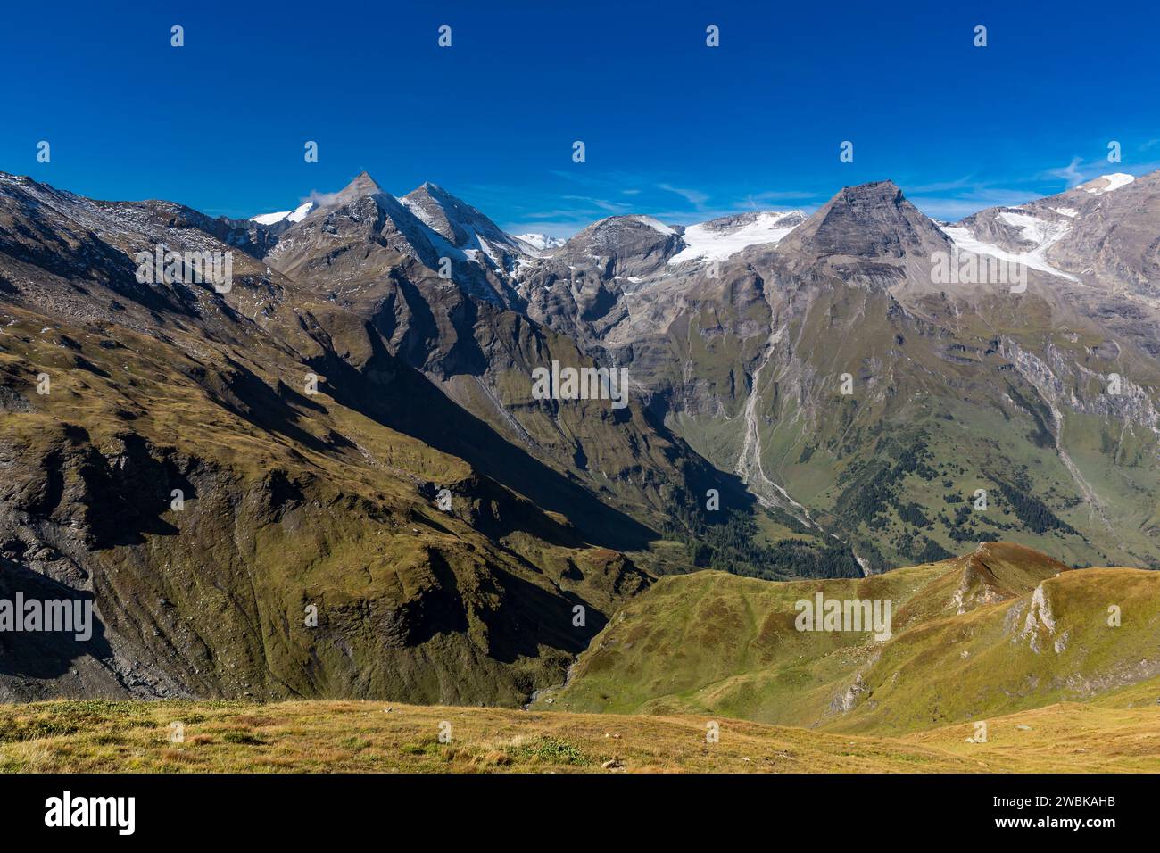 View of the mountains, Grossglockner, 3798 m, Sonnenwelleck, 3266 m, Fuscherkarkopf, 3332 m, Breitkopf, 3154 m, Bärenkopf, 3249 m, Hohe Dock, 3348 m, Grossglockner High Alpine Road, Hohe Tauern National Park, Austria, Europe Stock Photo