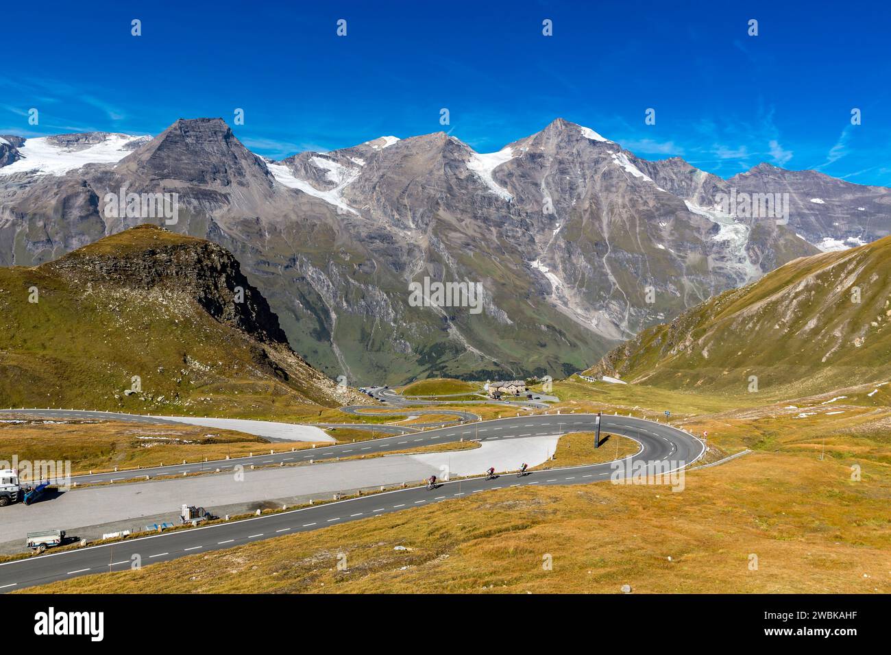 View of the serpentine road and the mountains, Mittlerer Bärenkopf, 3357 m, Hohe Dock, 3348 m, Klockerin, 3422 m, Vorderer Bratschenkopf, 3403 m, Großes Wiesbachhorn, 3564 m, Kleines Wiesbachhorn, 3283 m, Hoher Tenn, 3368 m, Grossglockner High Alpine Road, Hohe Tauern National Park, Austria, Europe Stock Photo