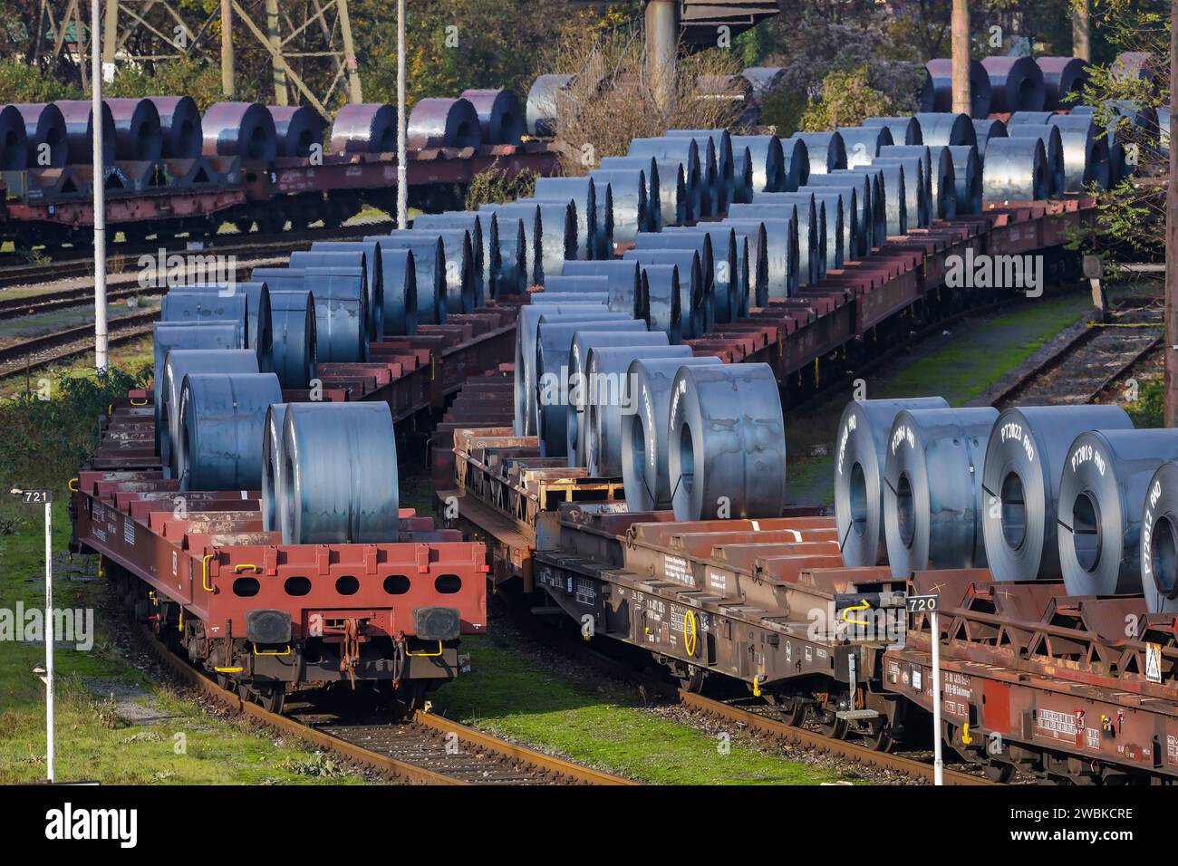 Duisburg, Ruhr area, North Rhine-Westphalia, Germany, ThyssenKrupp Steel Europe, Steel coils from the hot strip mill cool down on freight cars in the outdoor area Stock Photo