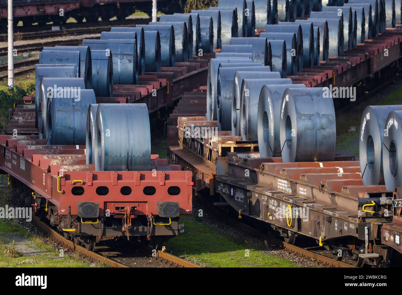 Duisburg, Ruhr area, North Rhine-Westphalia, Germany, ThyssenKrupp Steel Europe, Steel coils from the hot strip mill cool down on freight cars in the outdoor area Stock Photo
