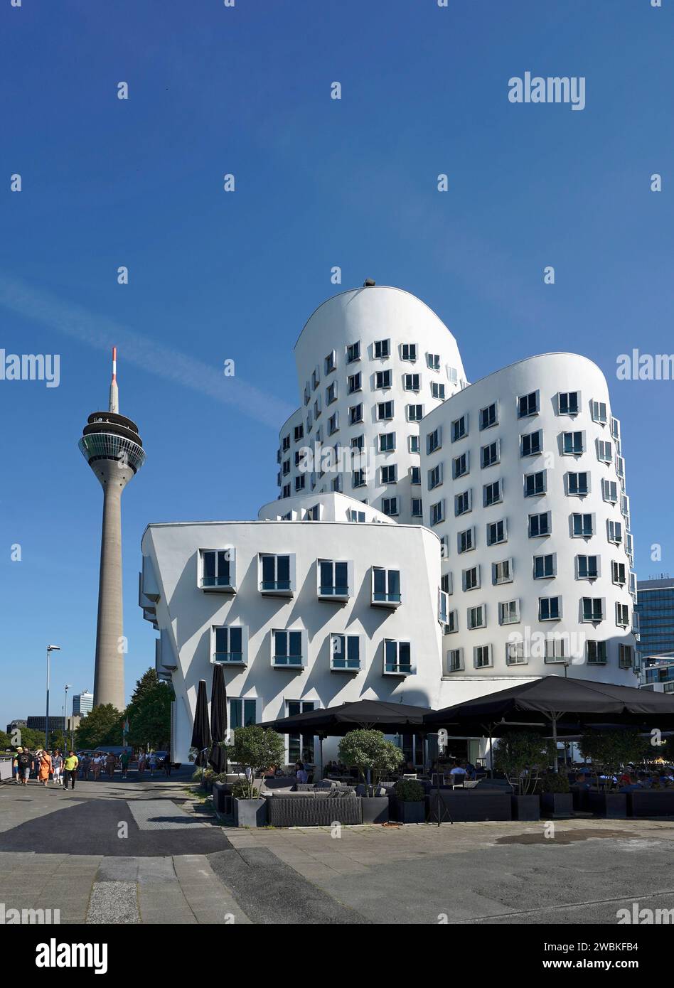 Germany, North Rhine-Westphalia, Düsseldorf, Media Harbor, Neuer Zollhof building by Frank Gehry, Rhine Tower Stock Photo