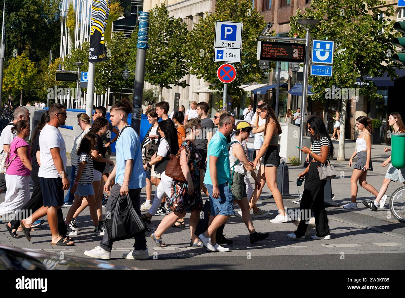 Germany, North Rhine-Westphalia, Düsseldorf, Königsallee, crosswalk, many people crossing the road Stock Photo