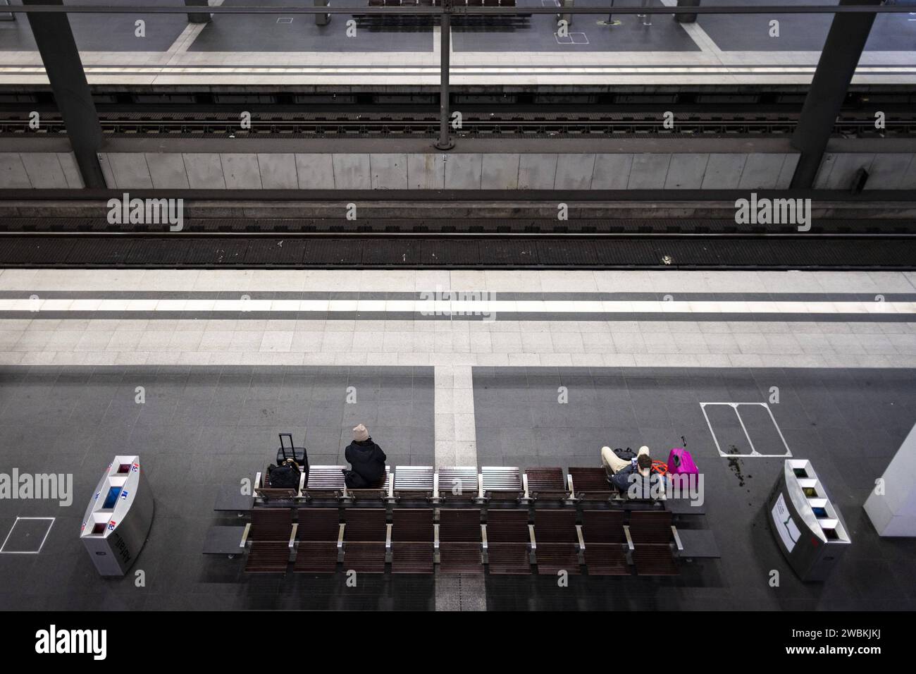 Wenige Personen warten am Gleis am Berliner Hauptbahnhof. Heute ist der zweite Tag des Streiks der Lokfuehrergewerkschaft GDL, an dem mit Zugausfaellen zu rechnen ist. Berlin, 11.01.2024. Berlin Deutschland *** Few people waiting on the tracks at Berlin Central Station Today is the second day of the strike by the train drivers union GDL, on which train cancellations are to be expected Berlin, 11 01 2024 Berlin Germany Copyright: xKiraxHofmannx Stock Photo