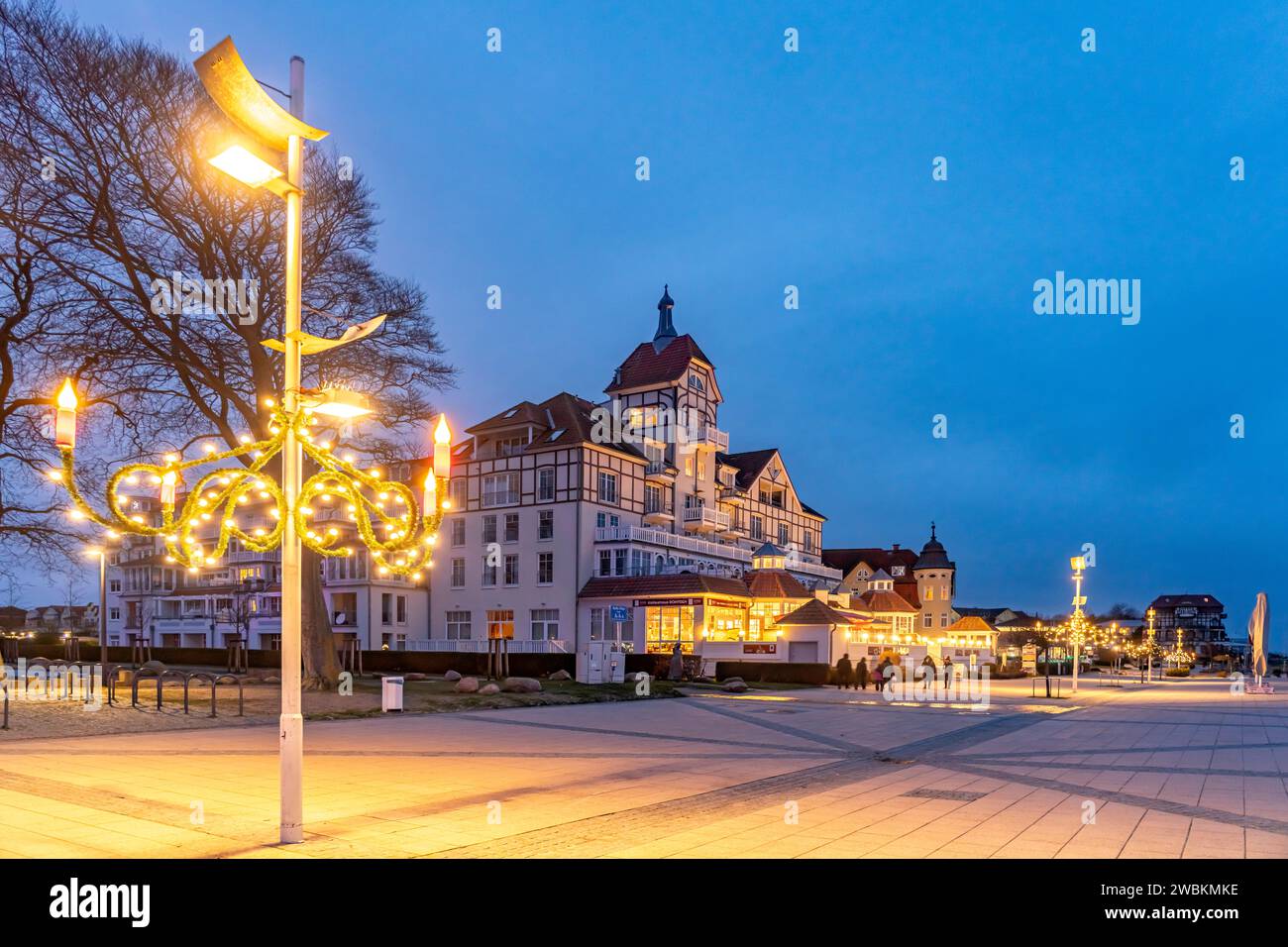 Ostsee Promenade am Baltic Platz mit Weihnachtsbeleuchtung im Ostseebad Kühlungsborn in der Abenddämmerung, Mecklenburg-Vorpommern, Deutschland |  Bal Stock Photo