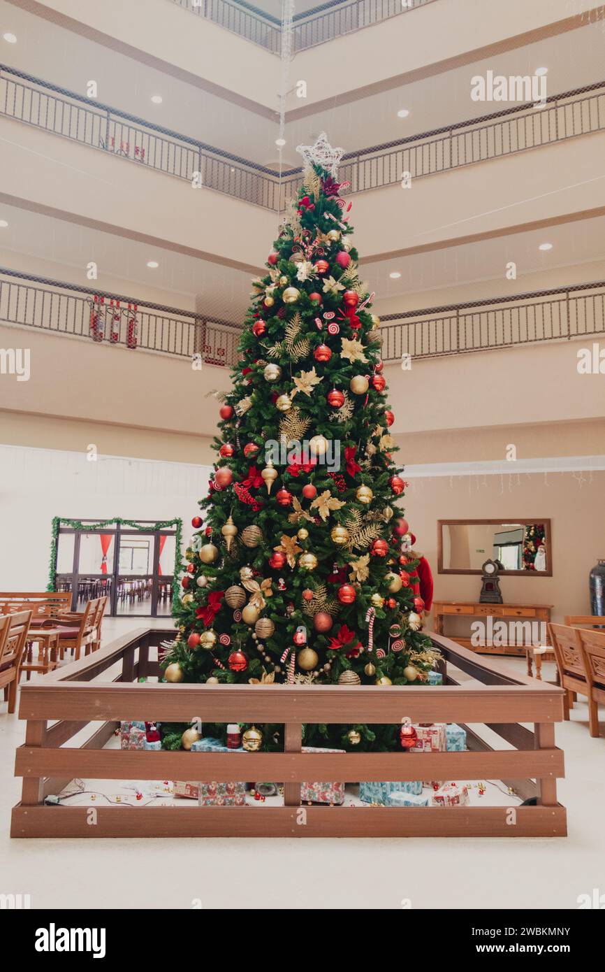 Large decorated christmas tree hi-res stock photography and images - Alamy