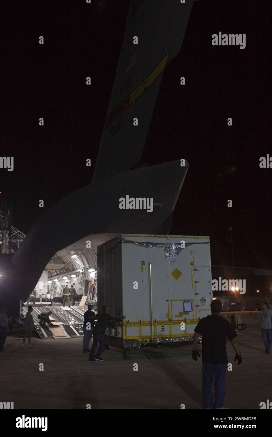 Workers unload NASA’s Mars Science Laboratory descent stage and ...