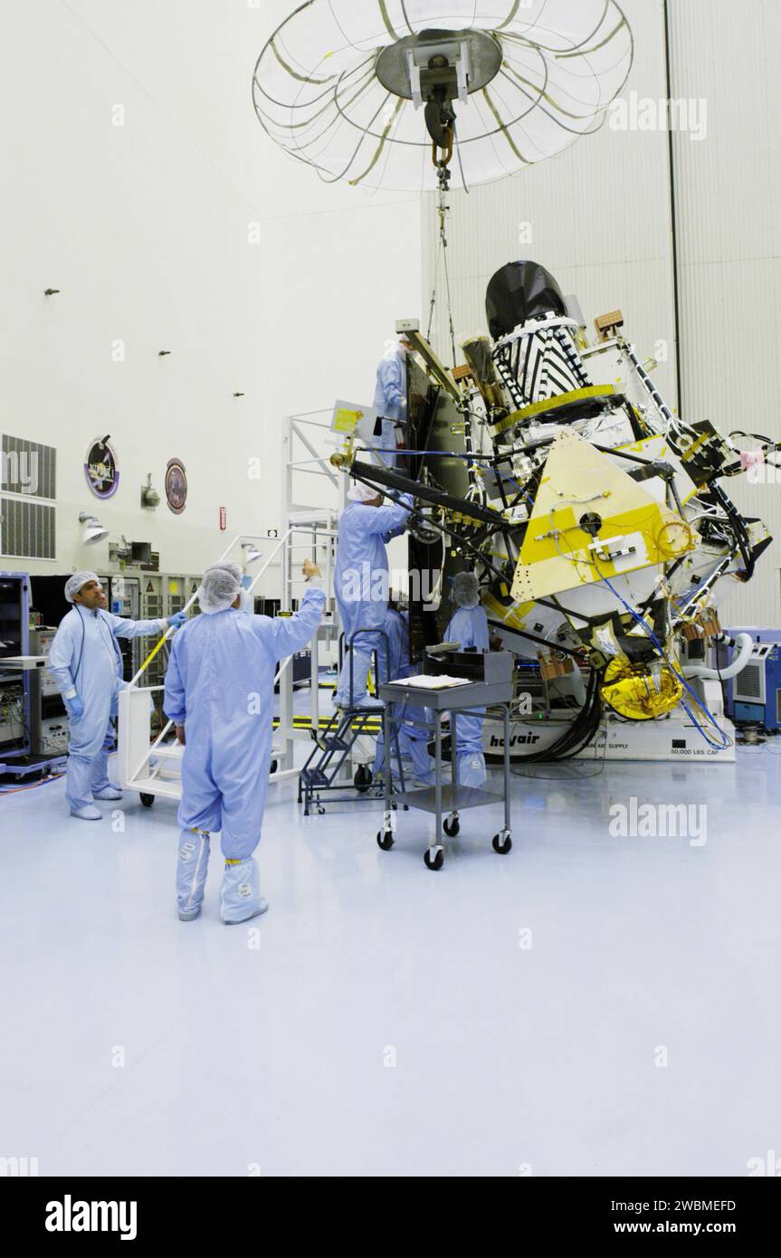 KENNEDY SPACE CENTER, FLA. - In the Payload Hazardous Servicing ...