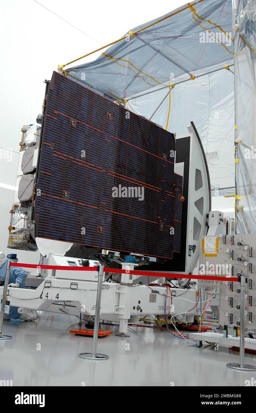 KENNEDY SPACE CENTER, FLA. - At Astrotech in Titusville, Fla., the GOES ...