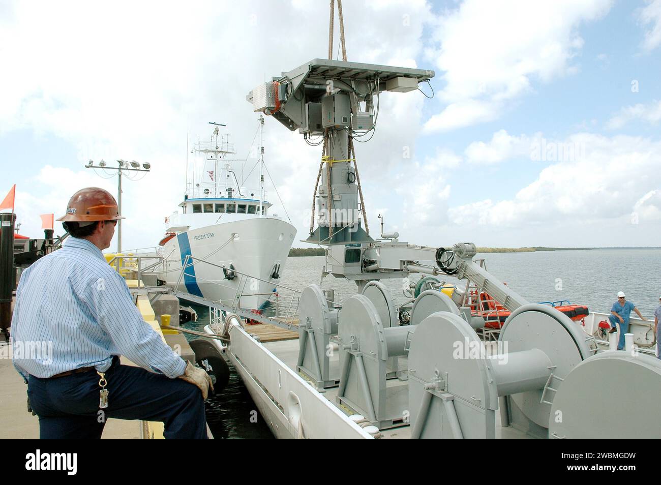 KENNEDY SPACE CENTER, FLA. An Xband Doppler radar array is lowered
