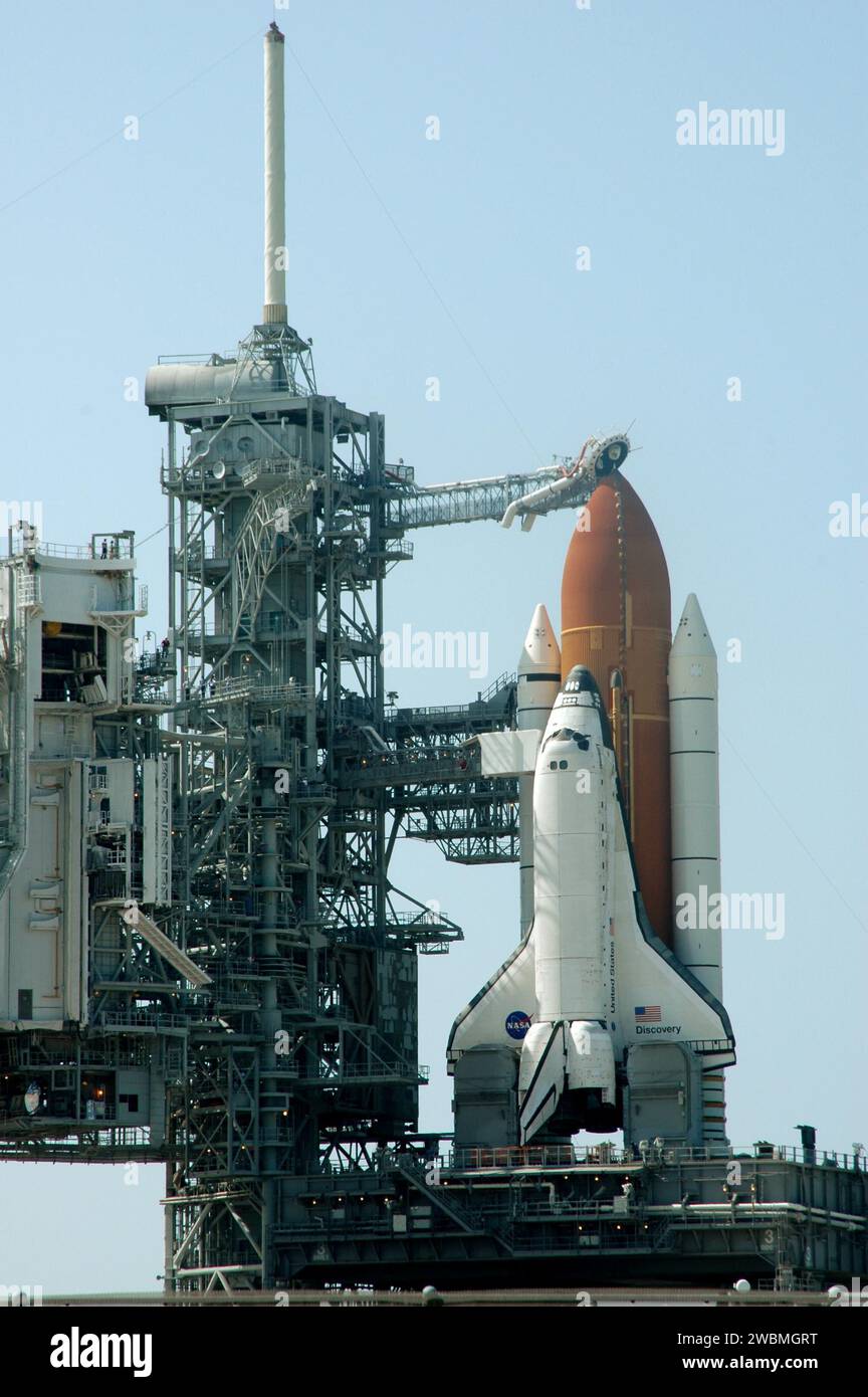 Space Shuttle Discovery at Launch Pad 39B with Rotating Service ...