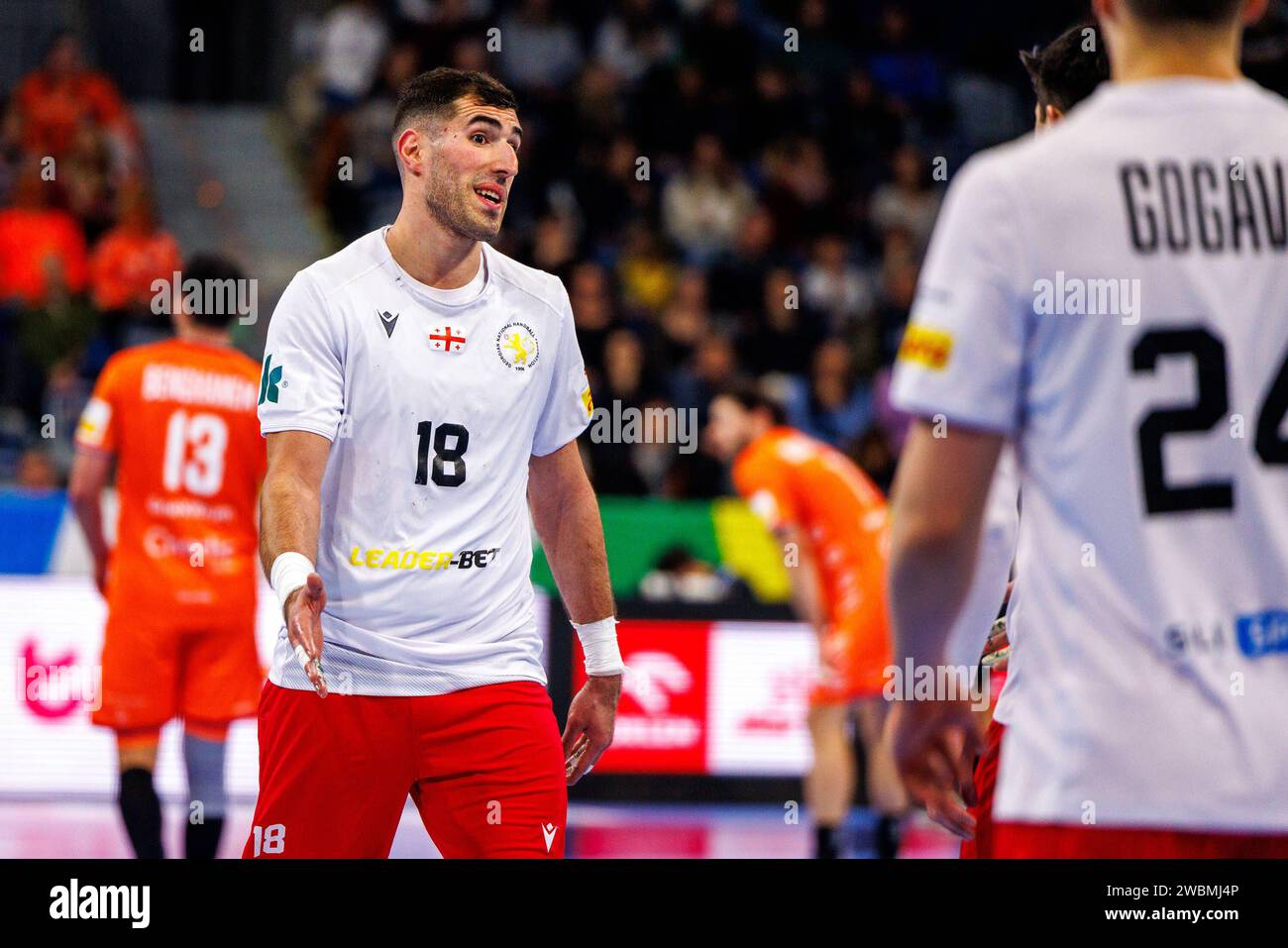 MENS EHF EURO 2024 Niederlande Georgien 11.01.2024 Mannheim Erekle Arsenashvili 18 Georgia GEO BM Puente Genil ESP schaut fragend zu seinen Mitspielern Spiel der MENS EHF EURO 2024 Niederlande Georgie...