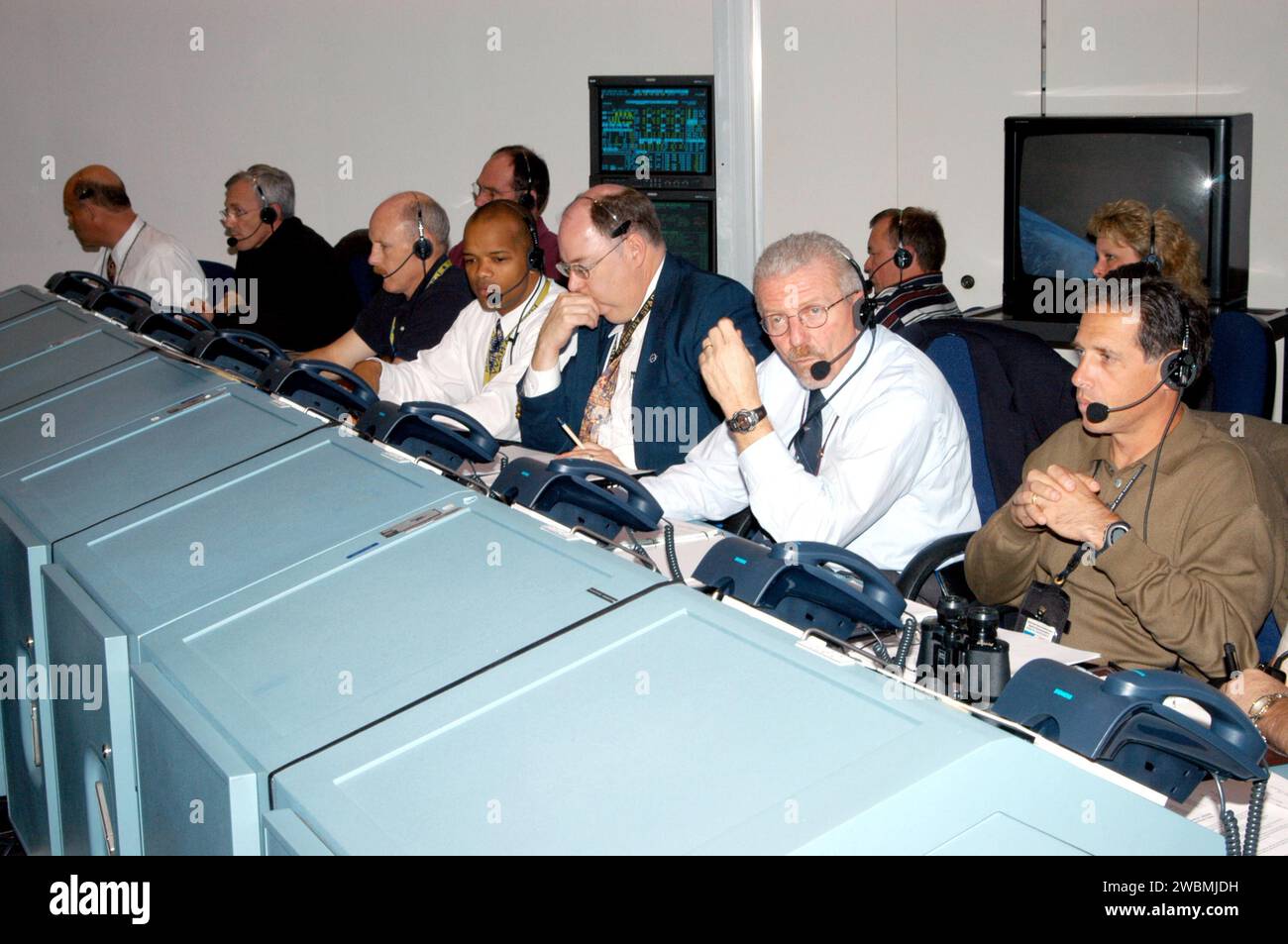 Shuttle flight control room hi-res stock photography and images - Alamy