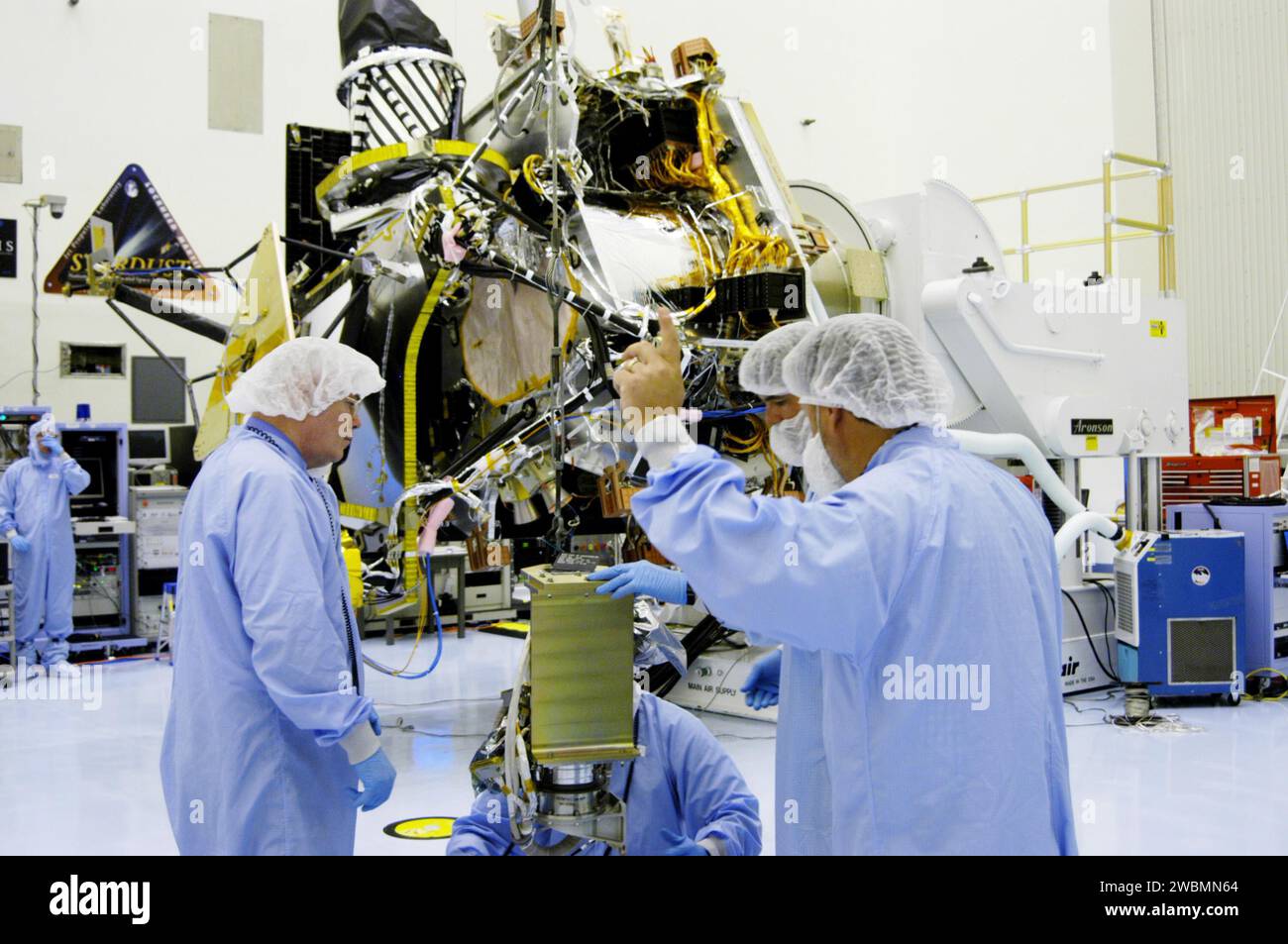 Engineers at Kennedy Space Center’s Payload Hazardous Servicing ...