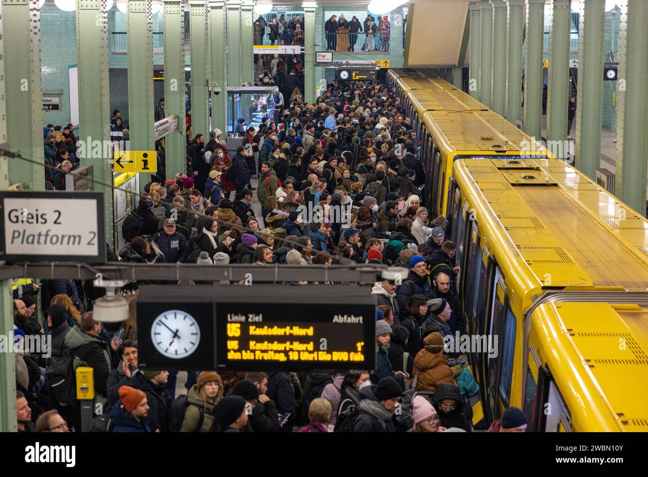 Überfüllte Bahnsteige Ubahn Alexandersplatz Berlin Deutschland, Berlin am 11.01.2024 Wegen