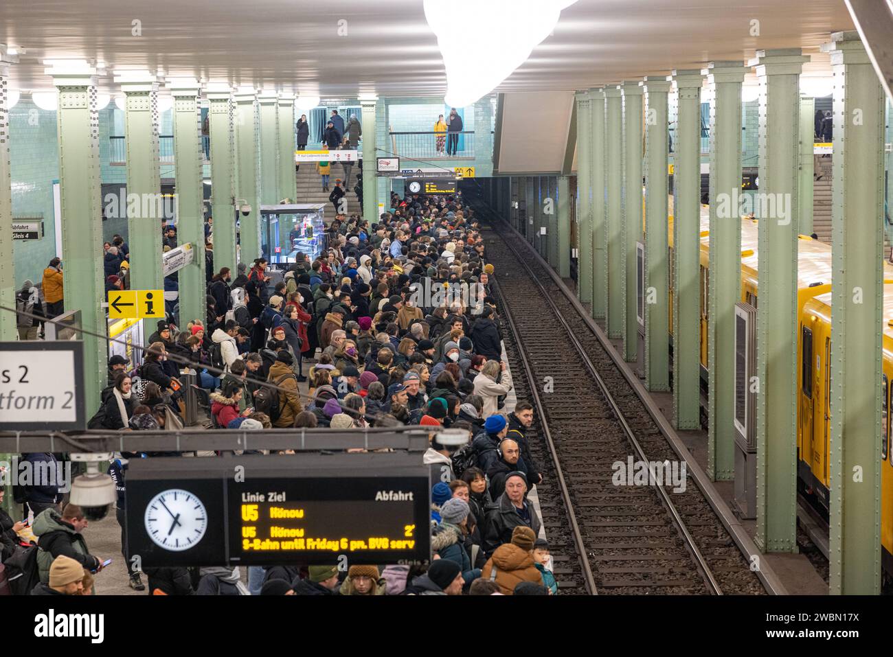 Überfüllte Bahnsteige Ubahn Alexandersplatz Berlin Deutschland, Berlin am 11.01.2024 Wegen
